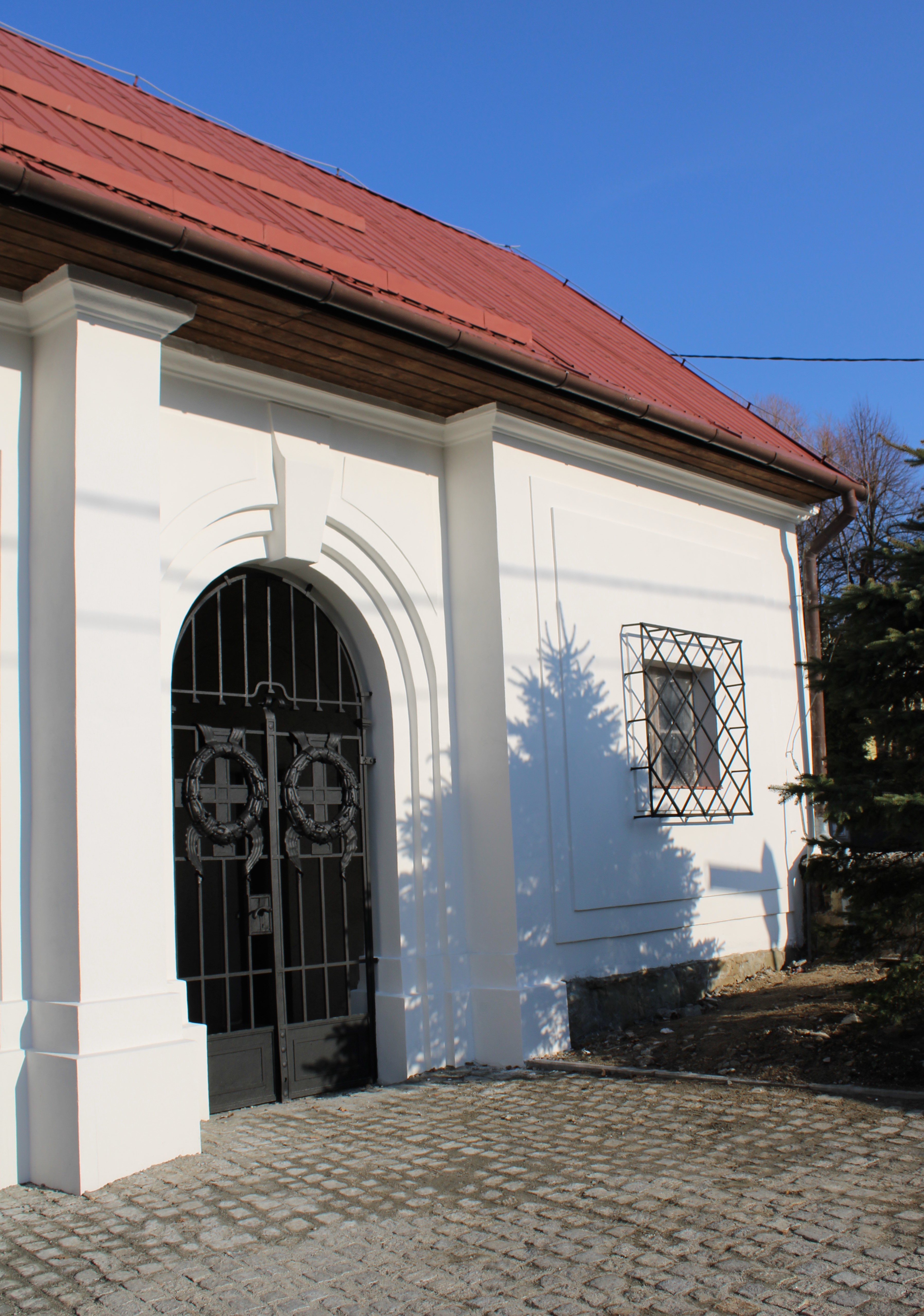 Cmentarz ewangelicki przy ul. Listopadowej/Asnyka elewacje po remoncie..