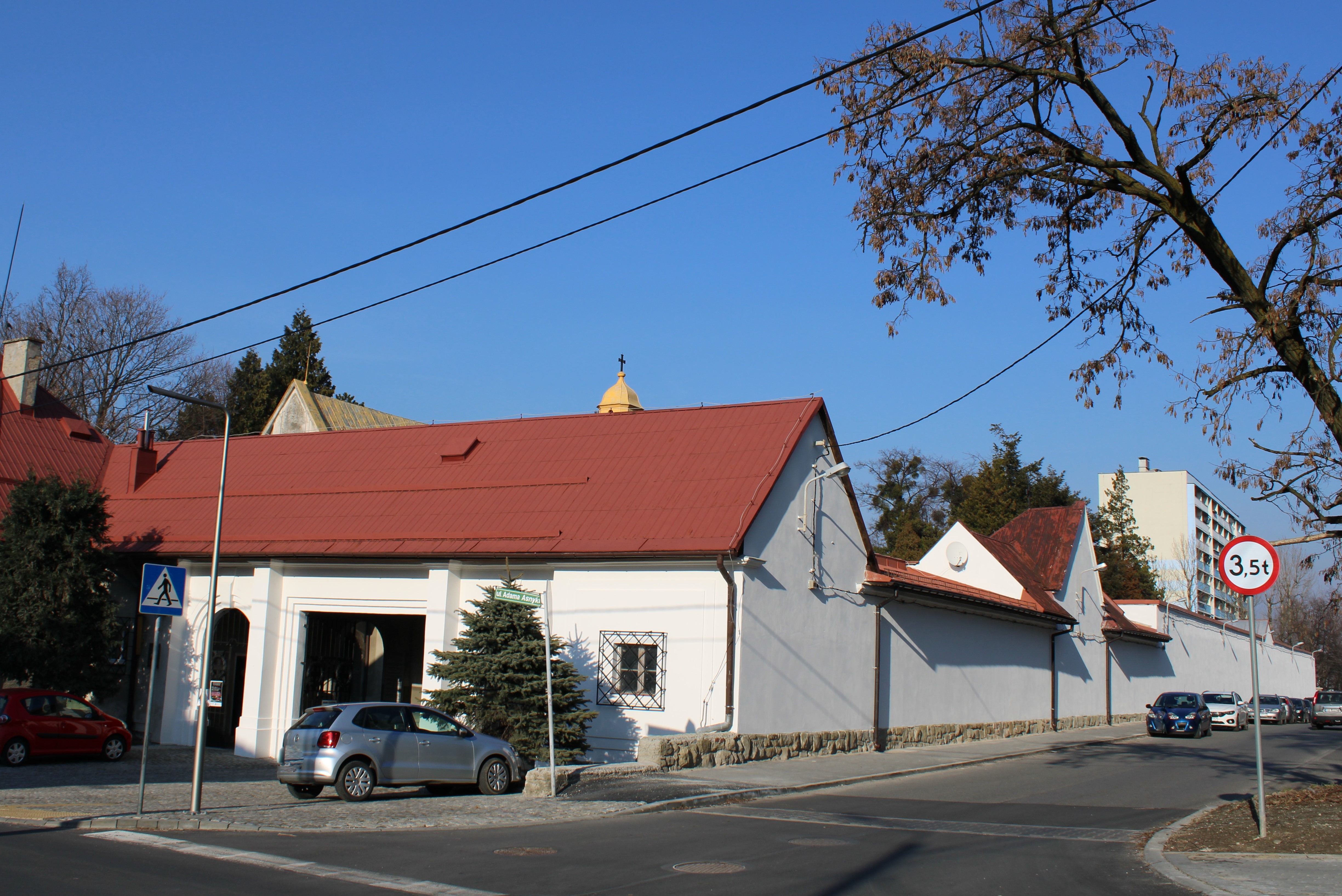 Cmentarz ewangelicki przy ul. Listopadowej/Asnyka elewacje po remoncie..