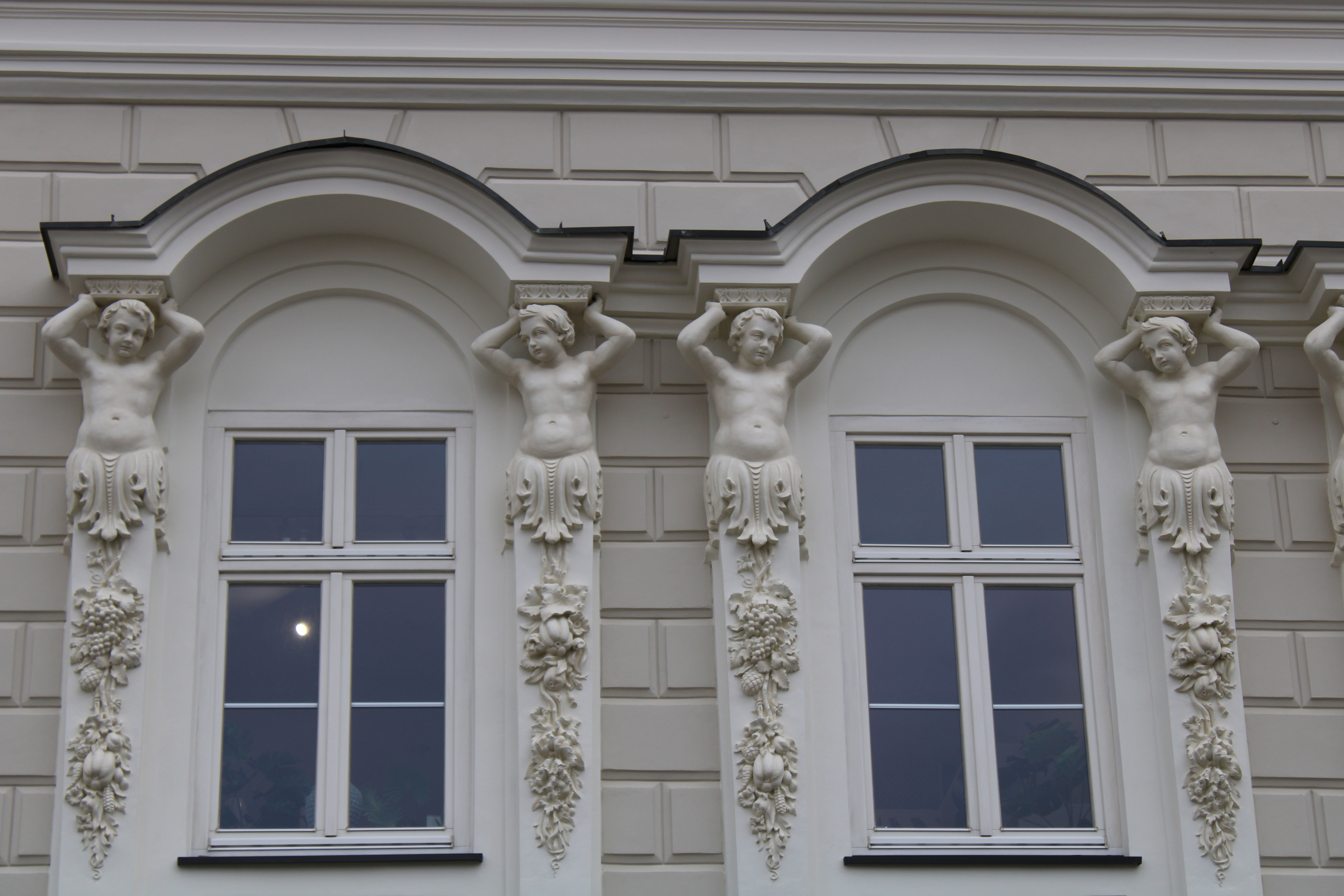 Ratuszowa 2, detal sztukatorski elewacji po konserwacji.