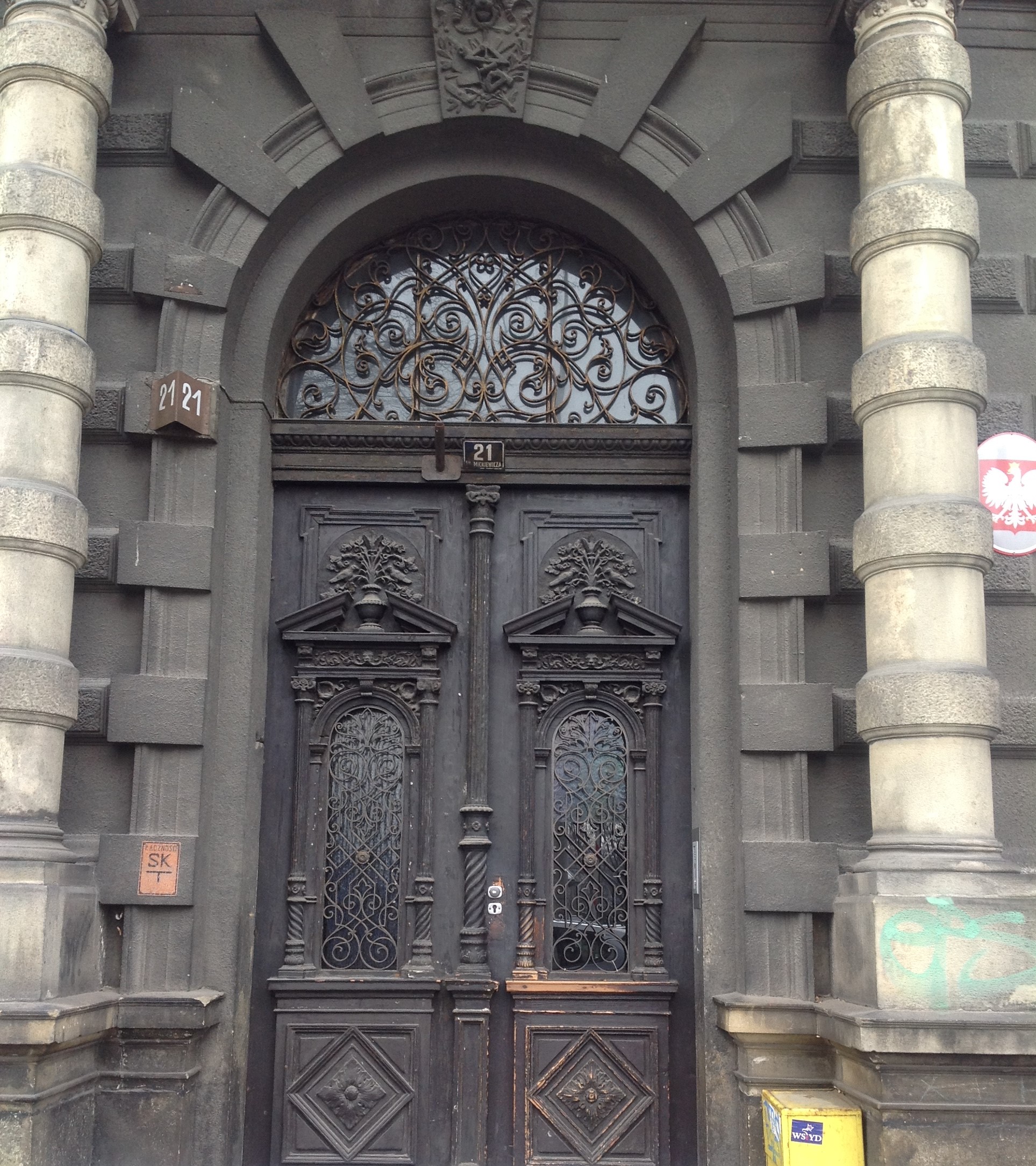 Drzwi przed renowacją.