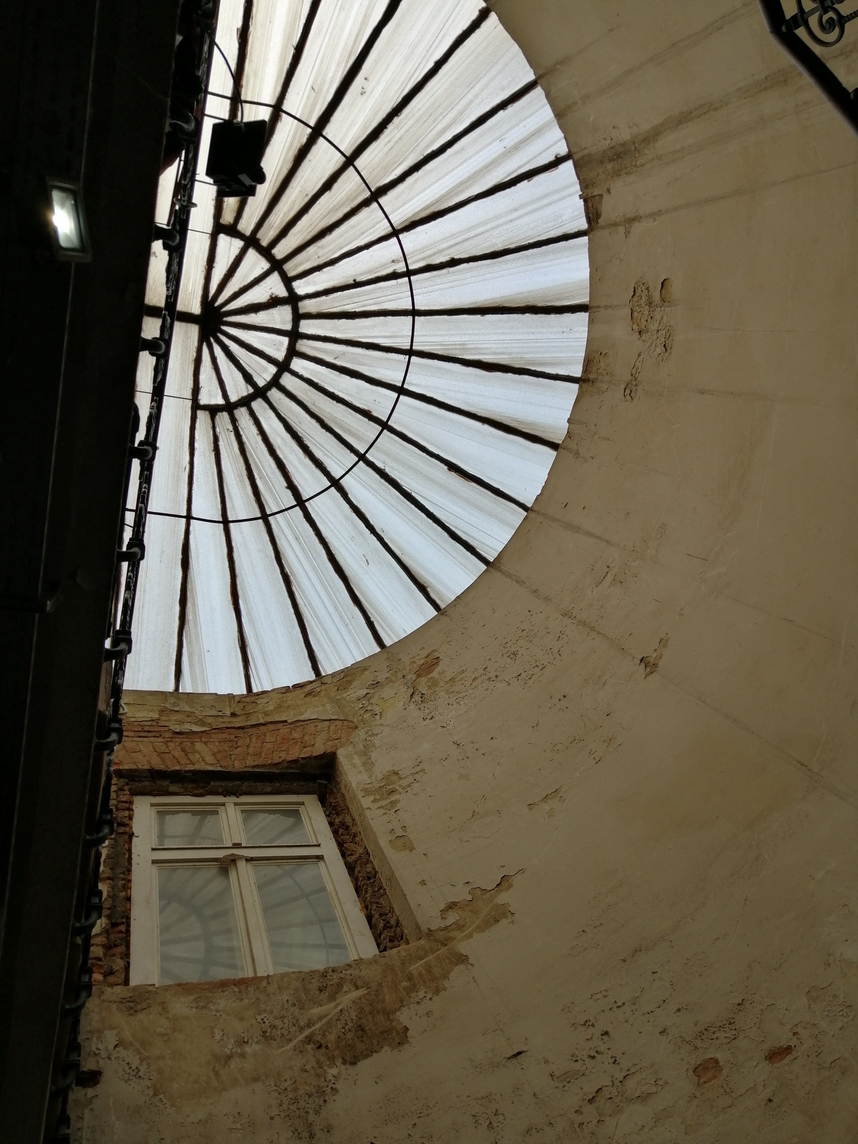 Świetlik przed renowacją.