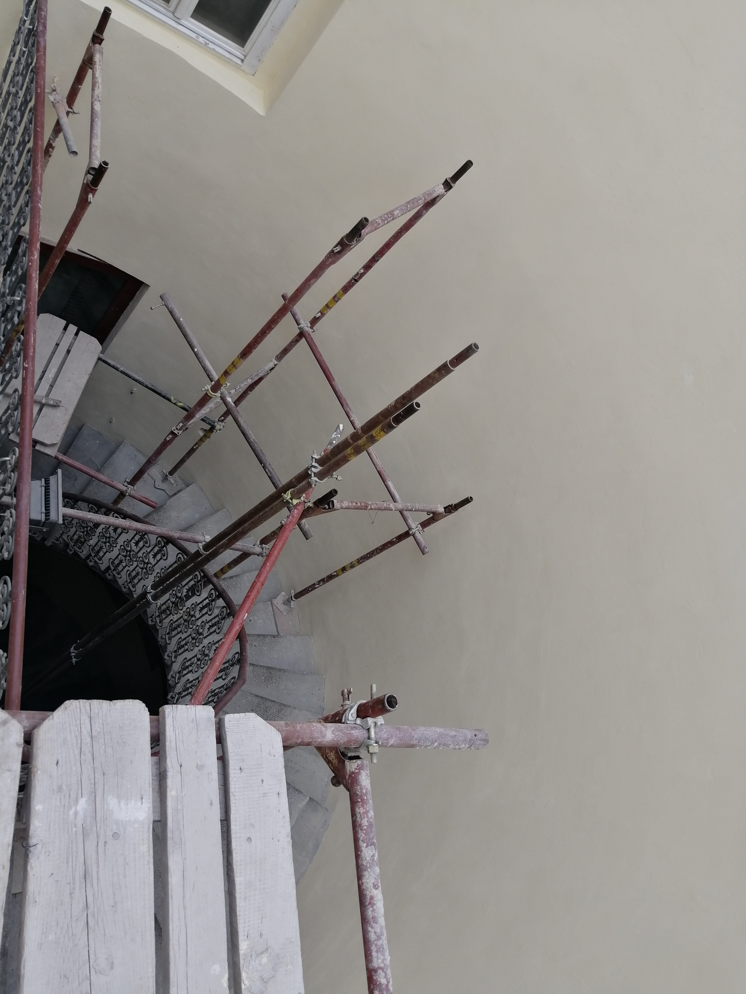 Ściany klatki schodowej w trakcie remontu. 