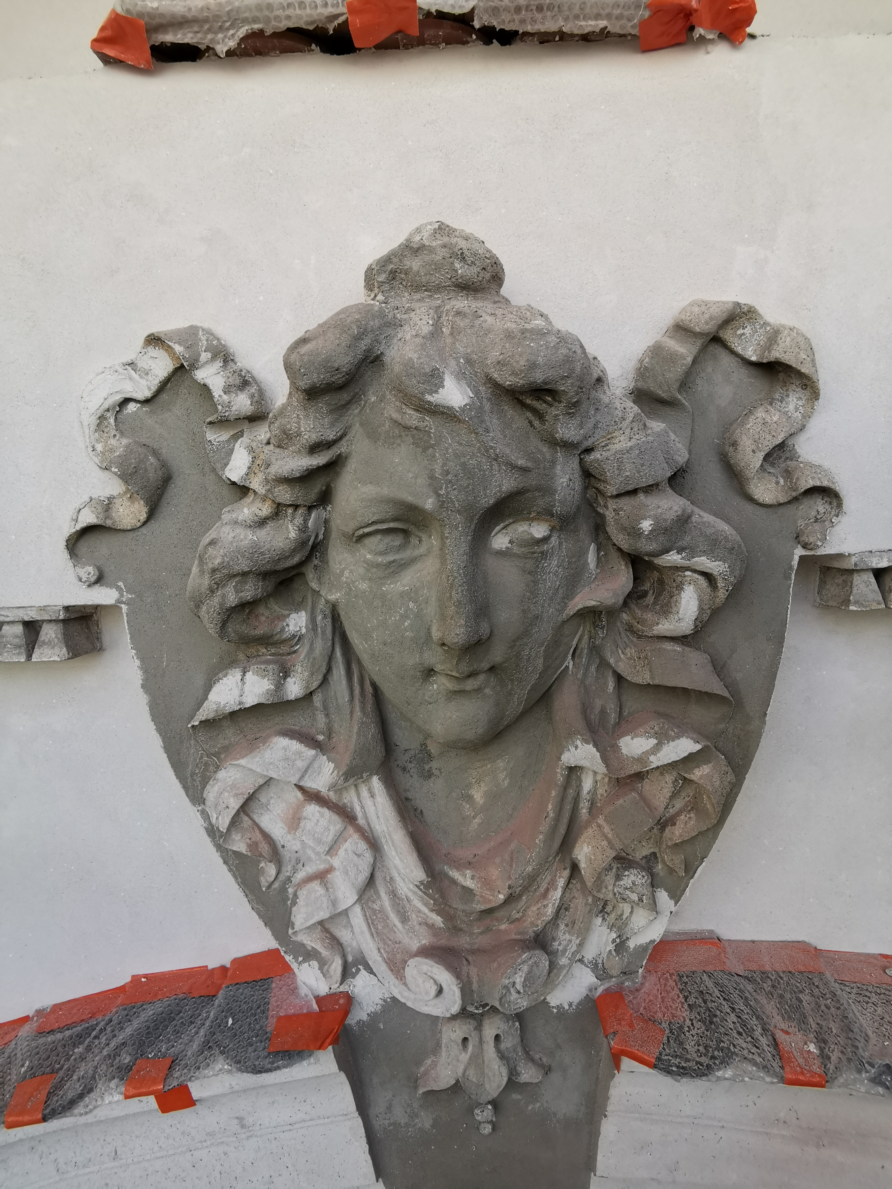 Detal sztukatorski elewacji podczas czyszczenia.