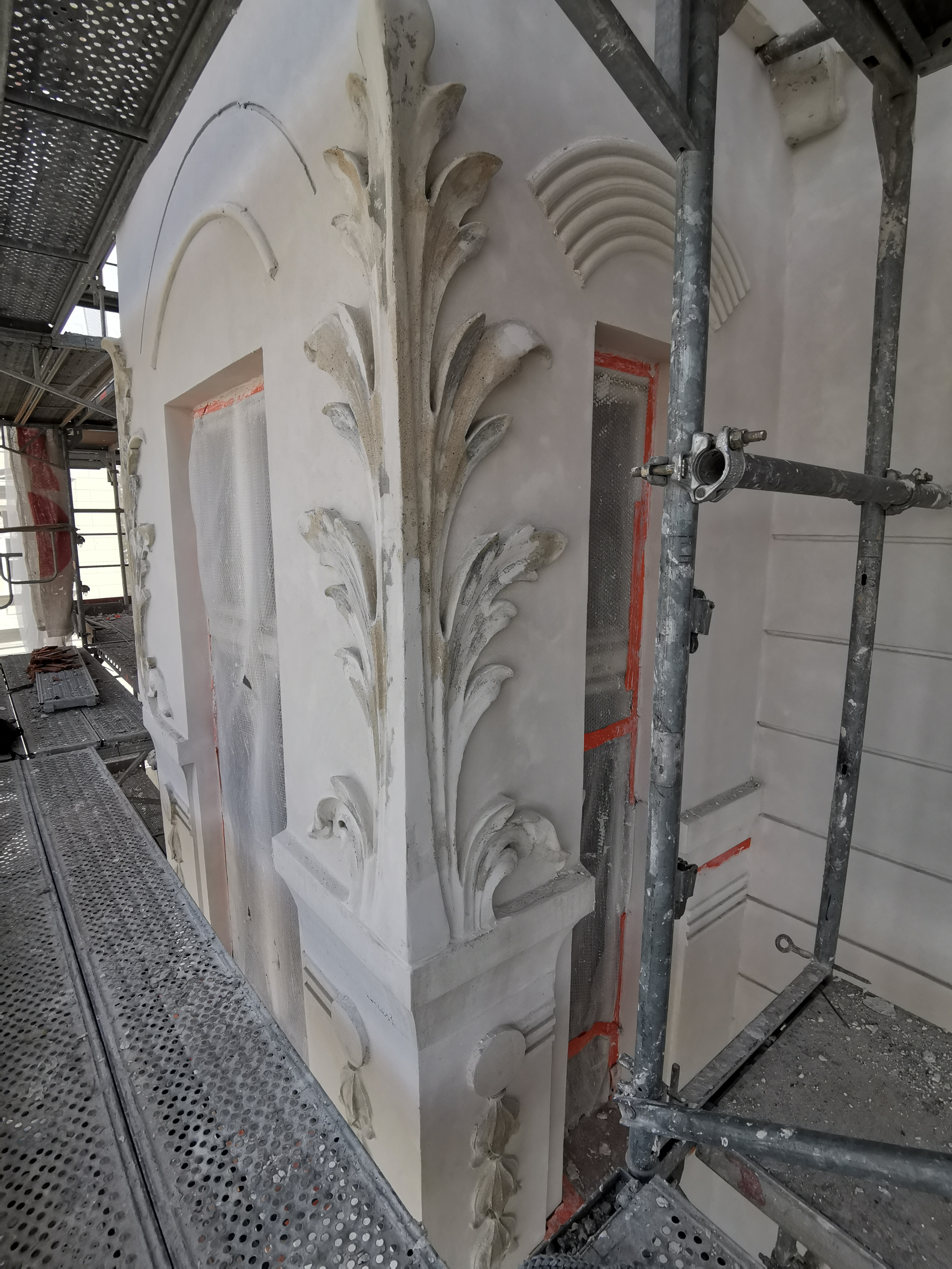 Detal sztukatorski odczyszczenie i uzupełnianie ubytków. 