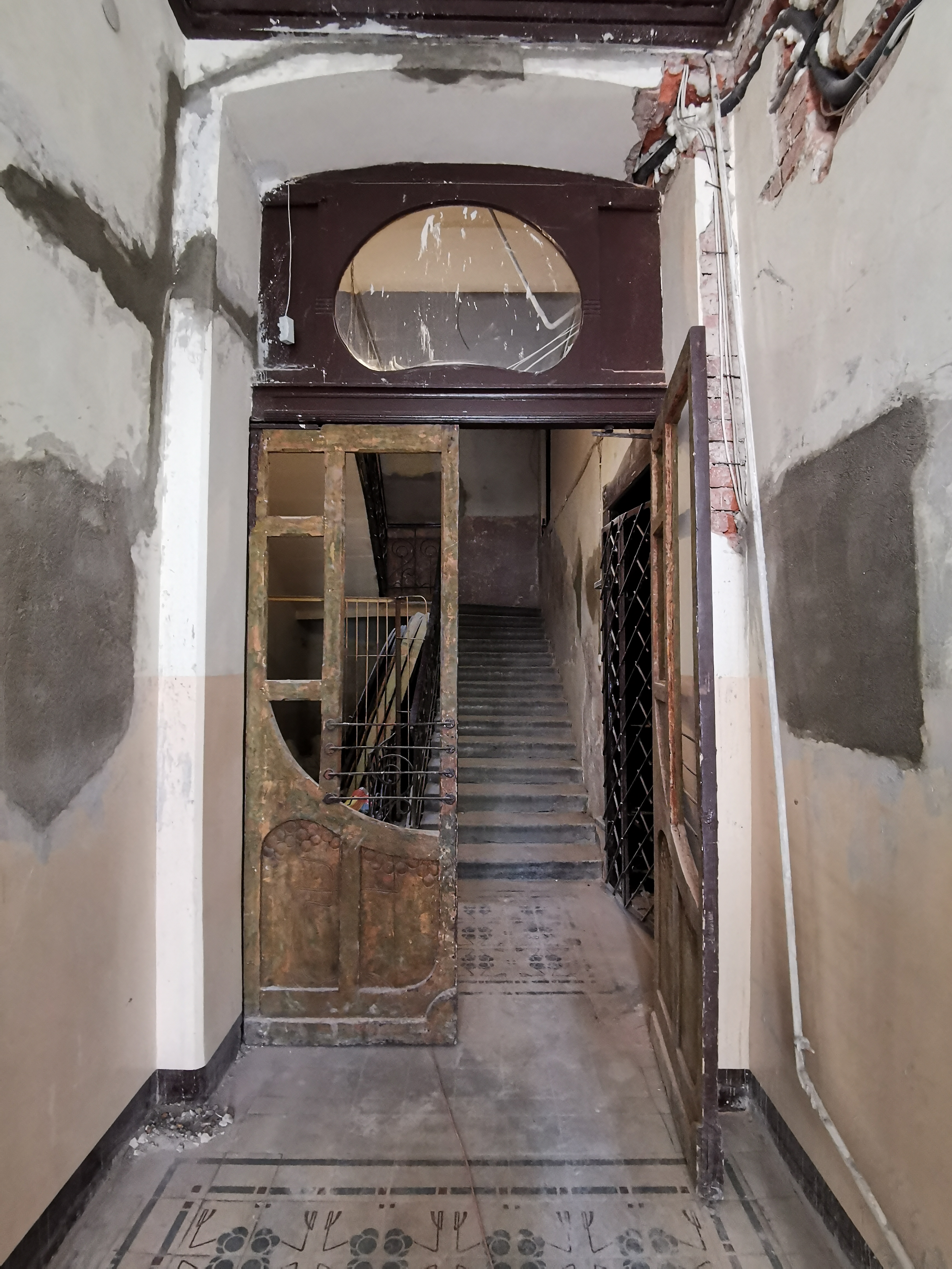 Sień, stan przed konserwacją. 