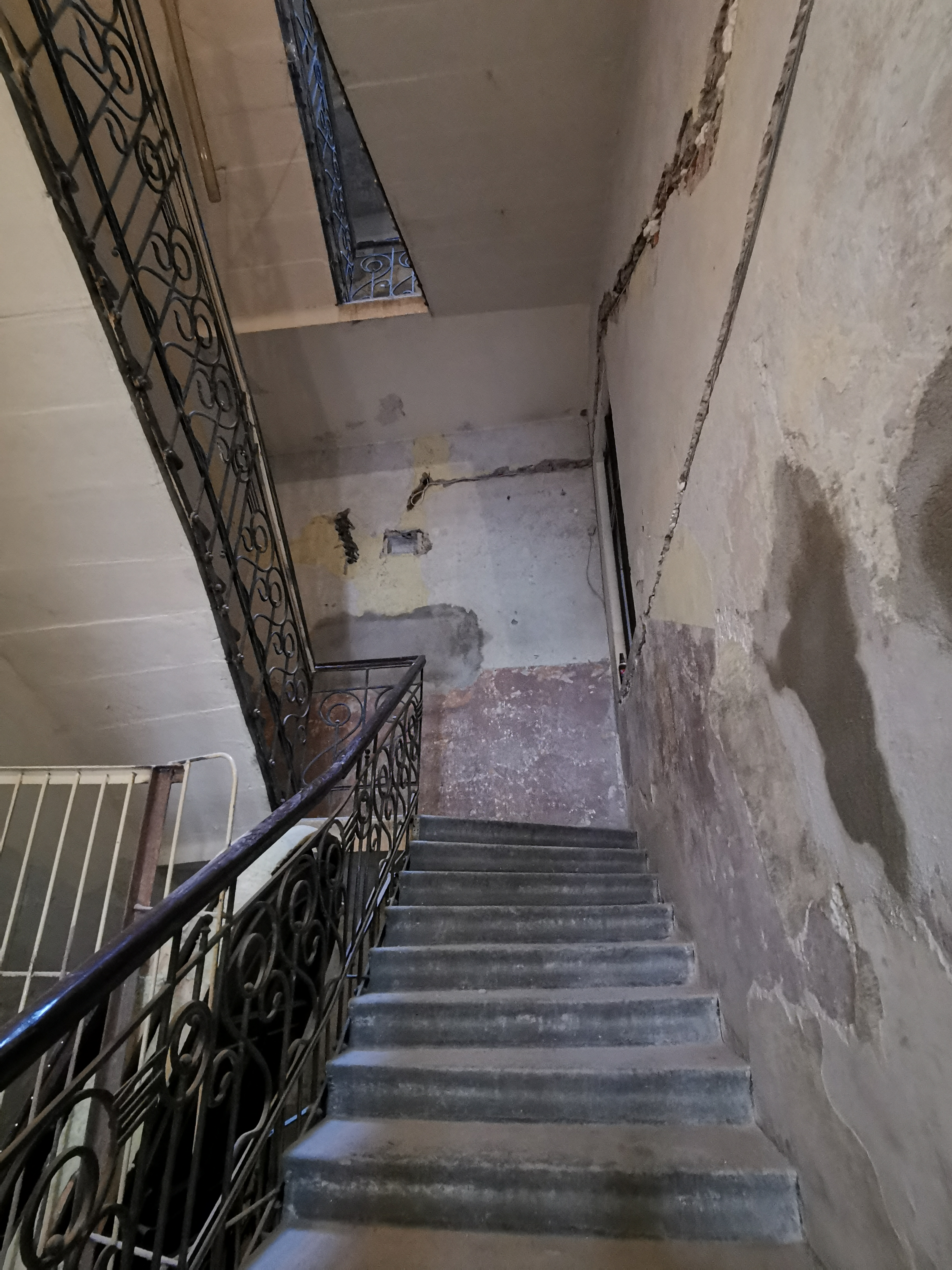 Klatka schodowa, stan przed remontem. 