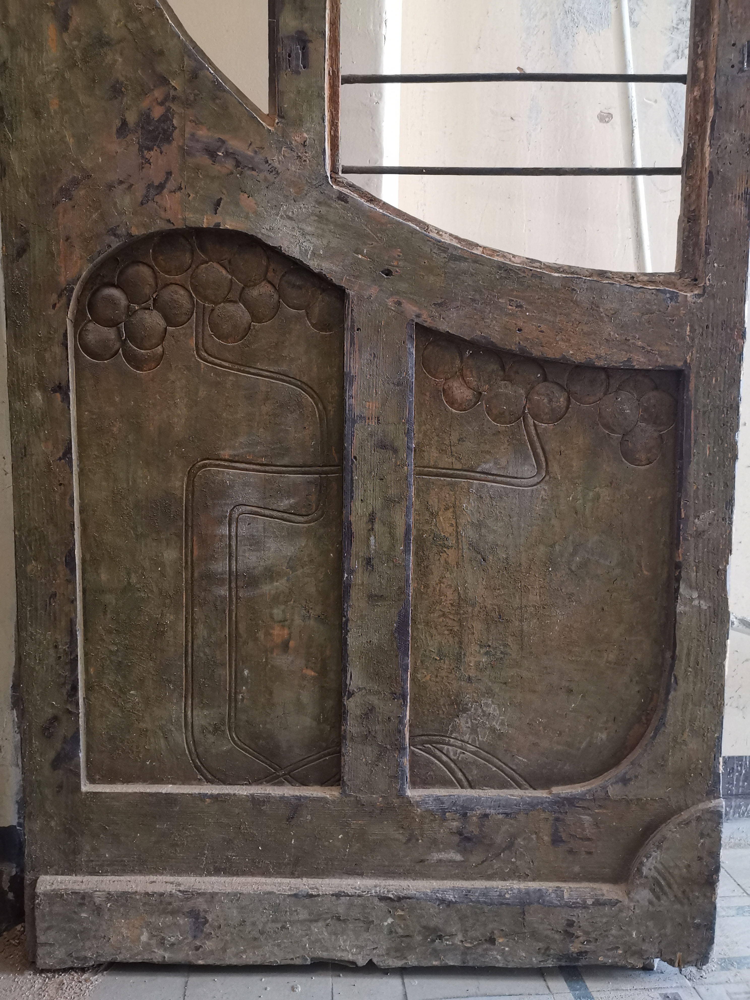 Detal secesyjnych drzwi w sieni, stan przed konserwacją. 