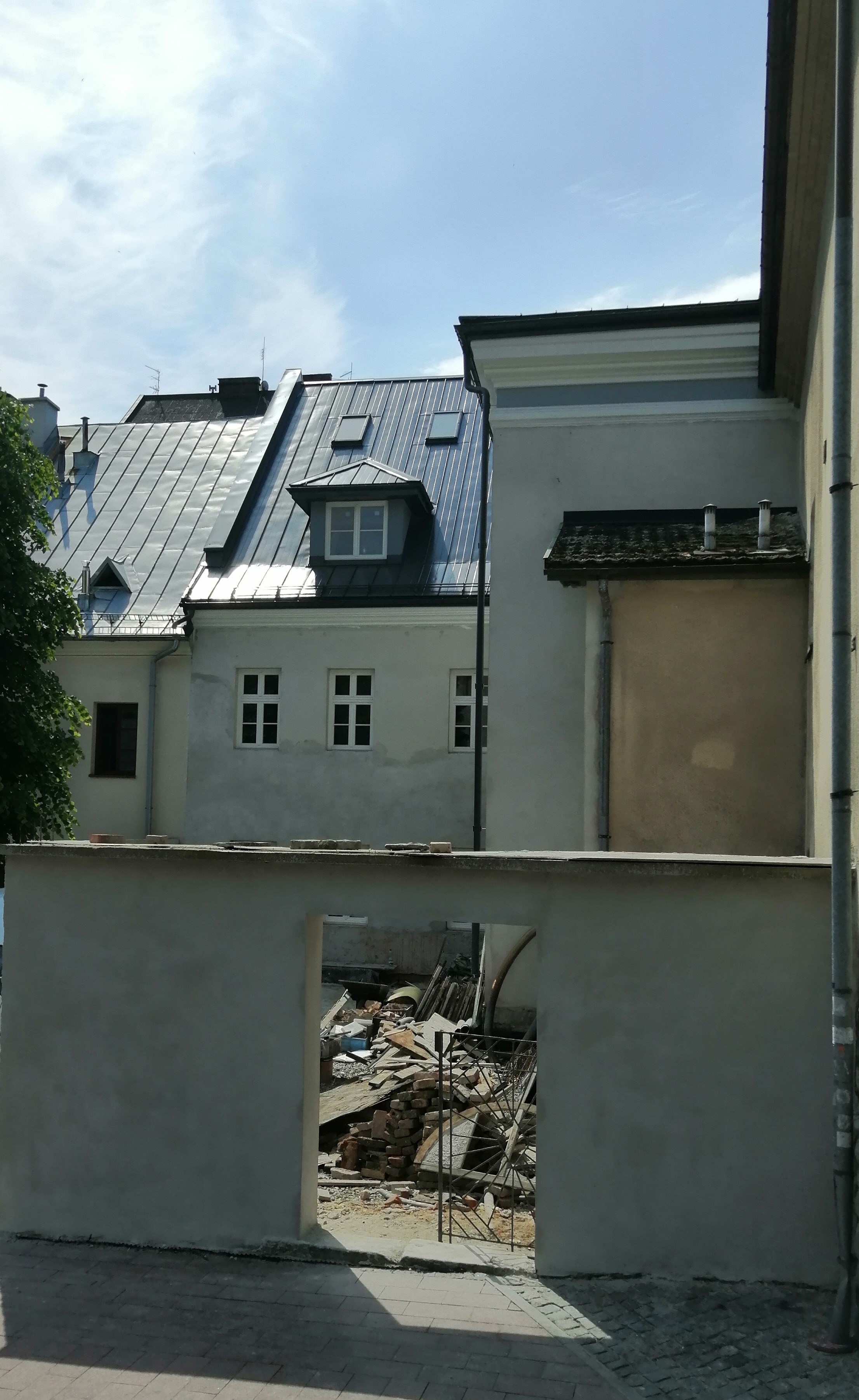 Elewacja i murowane ogrodzenie po nałożeniu tynków.