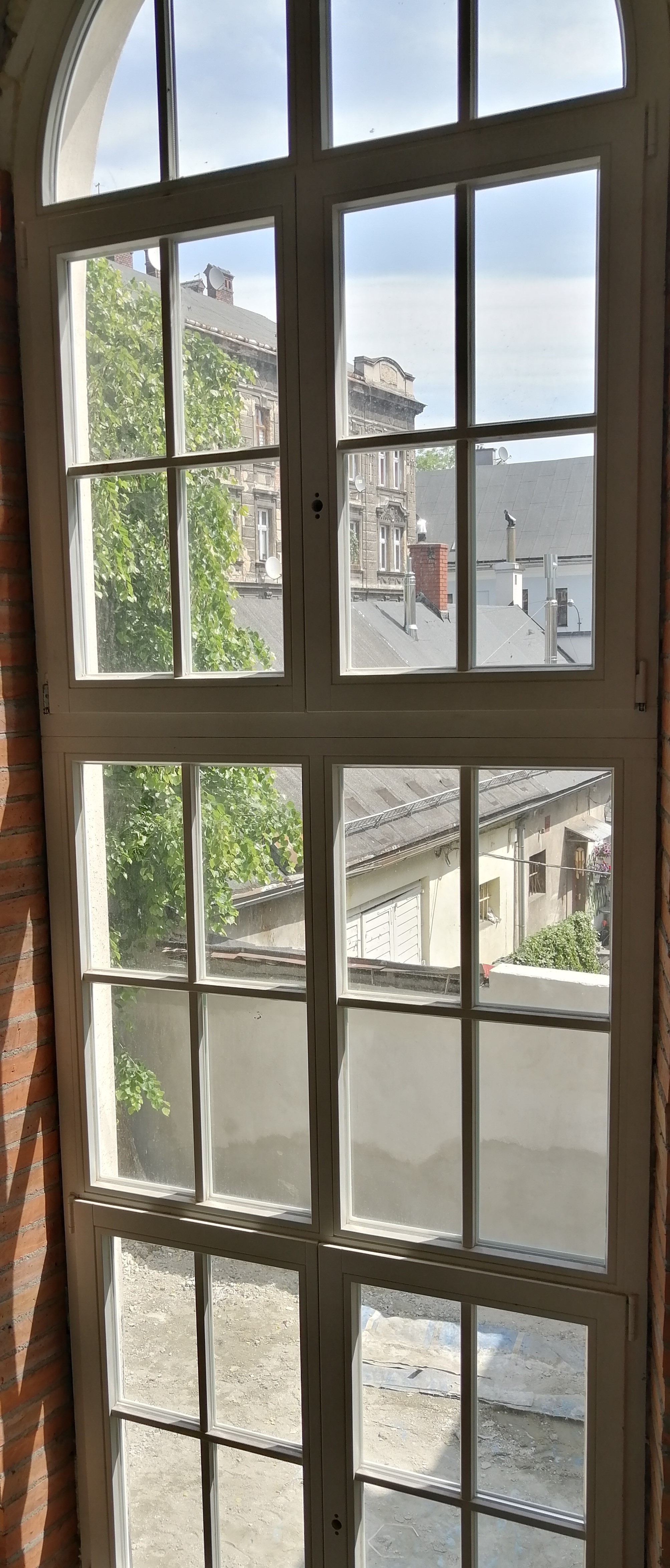 Detal stolarki okiennej. Widok od wewnątrz. 