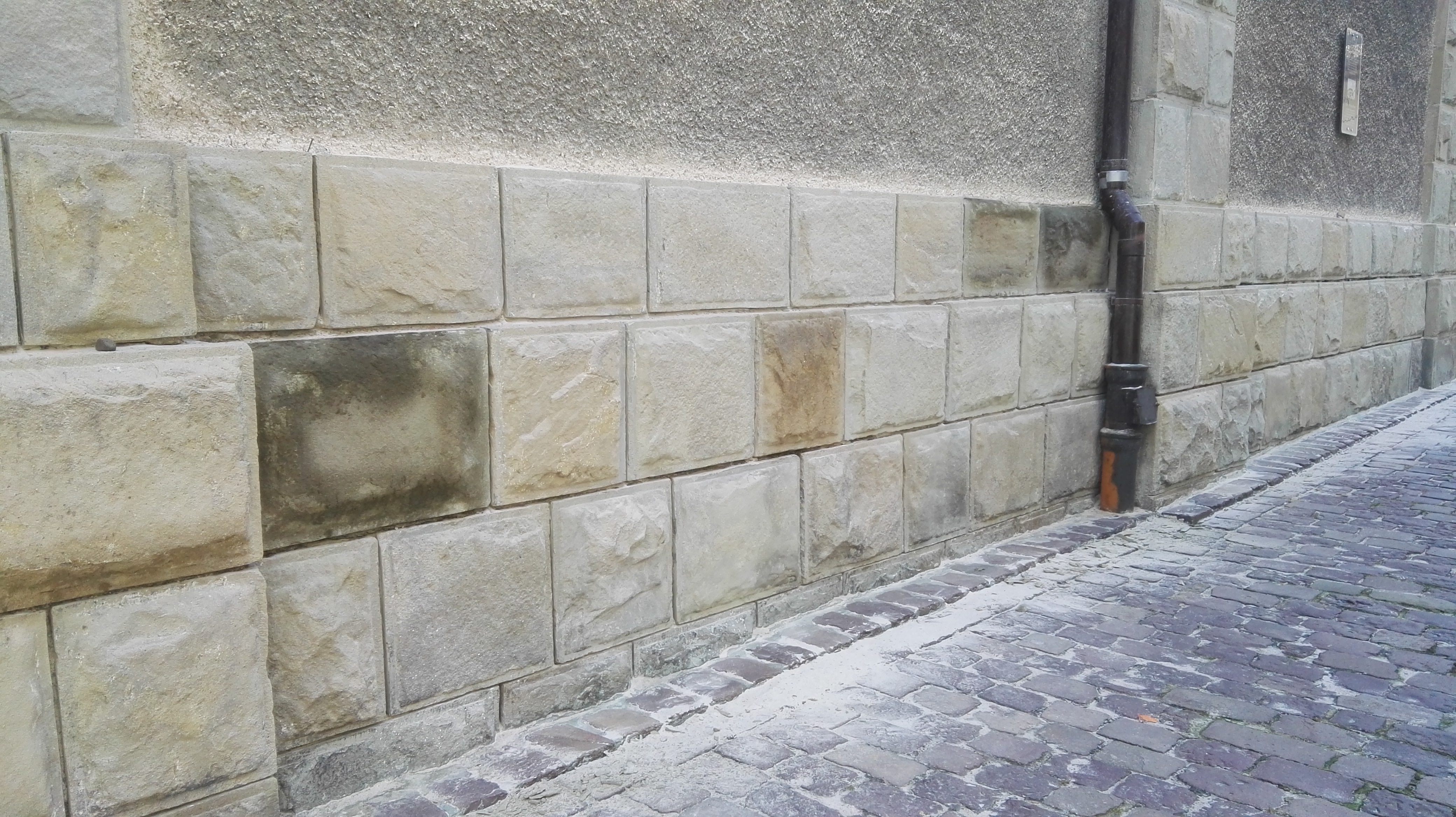 Oczyszczona i przygotowana do impregnacji okładzina kamienna.