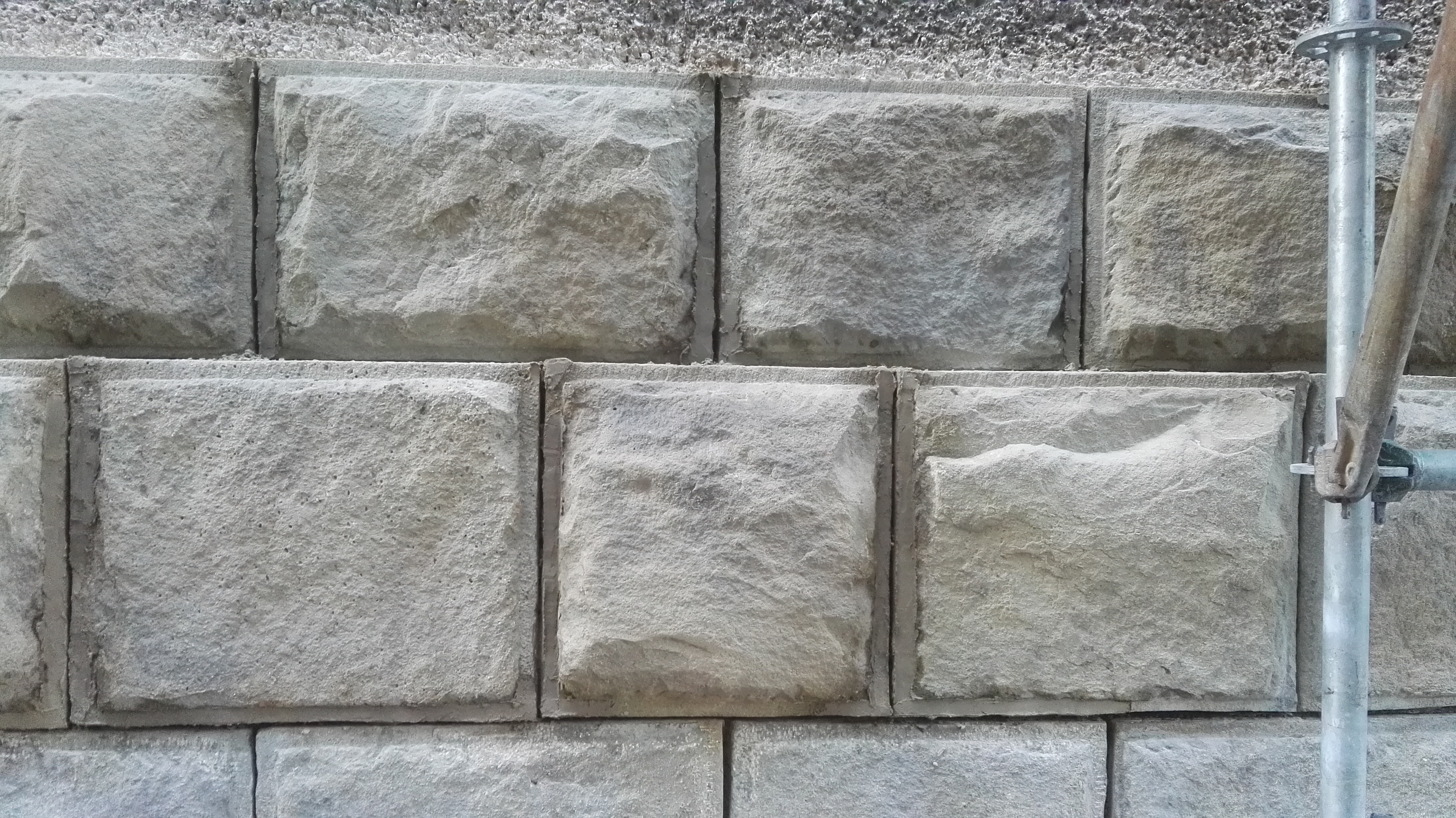 Uzupełnienie elementów kamiennych cokołu.