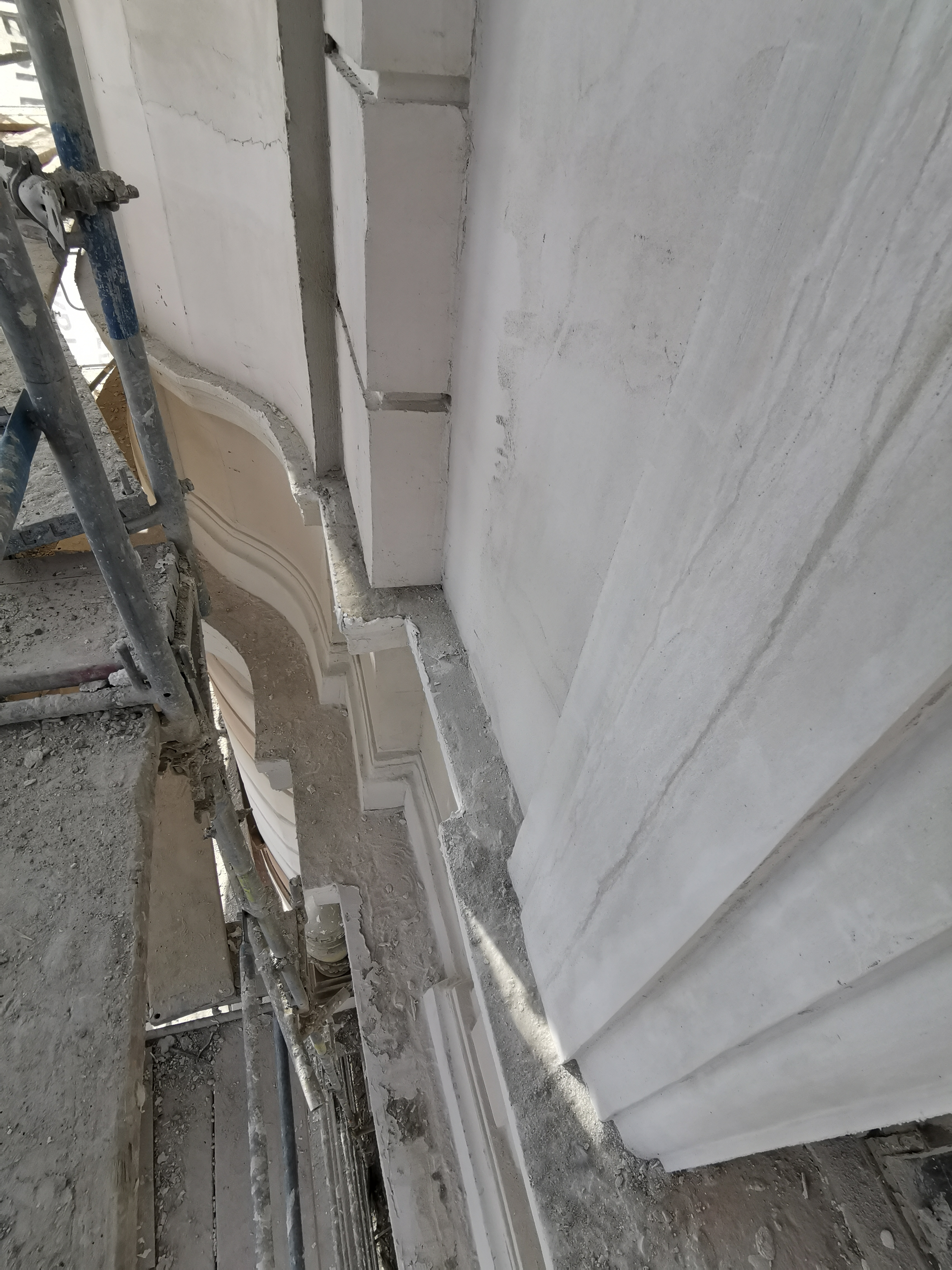 Kamienica przy ul. 3 Maja 29, czyszczenie detalu architektonicznego i sztukatorskiego.