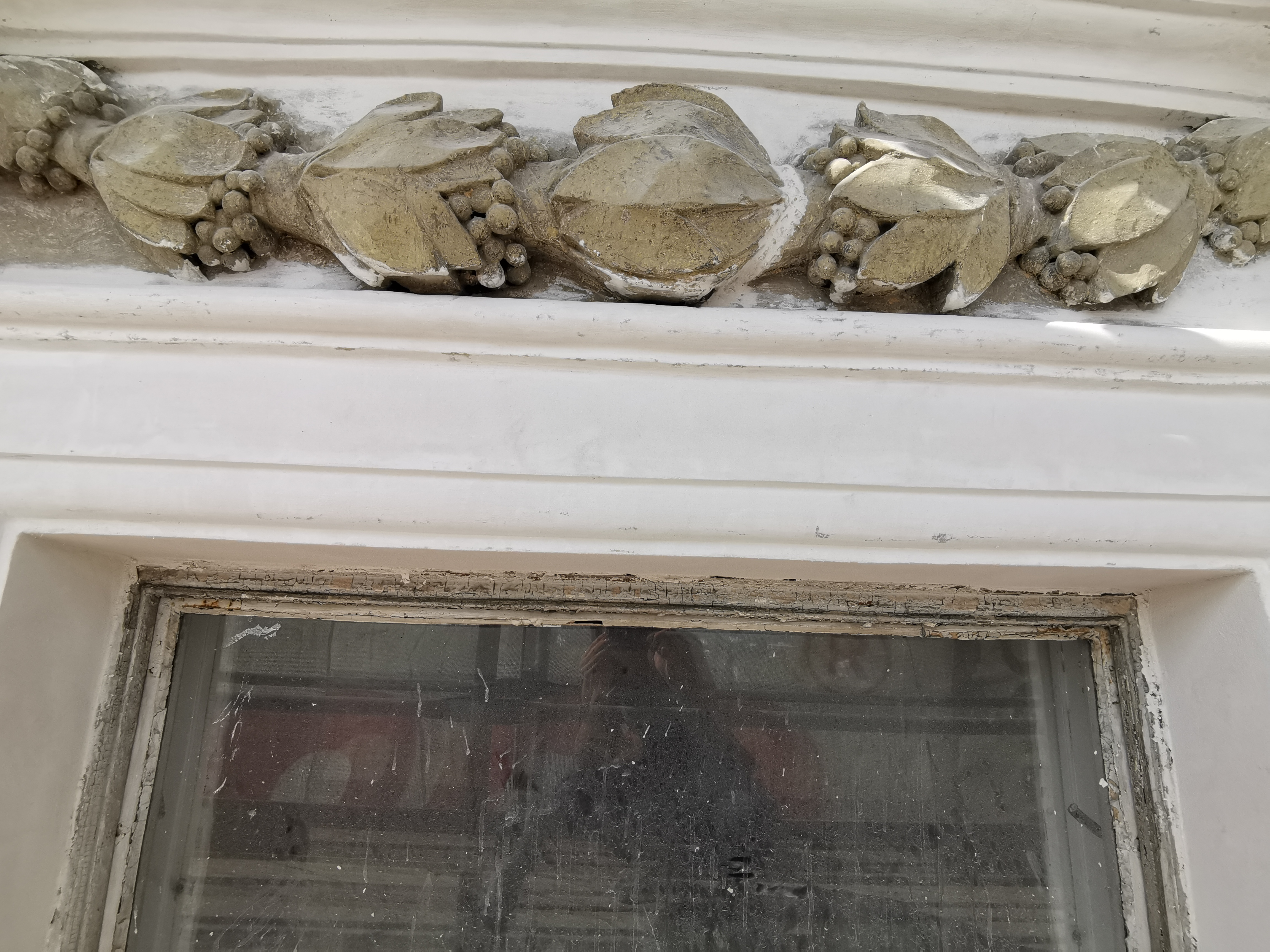 Kamienica przy ul. 3 Maja 29, czyszczenie detalu architektonicznego i sztukatorskiego.