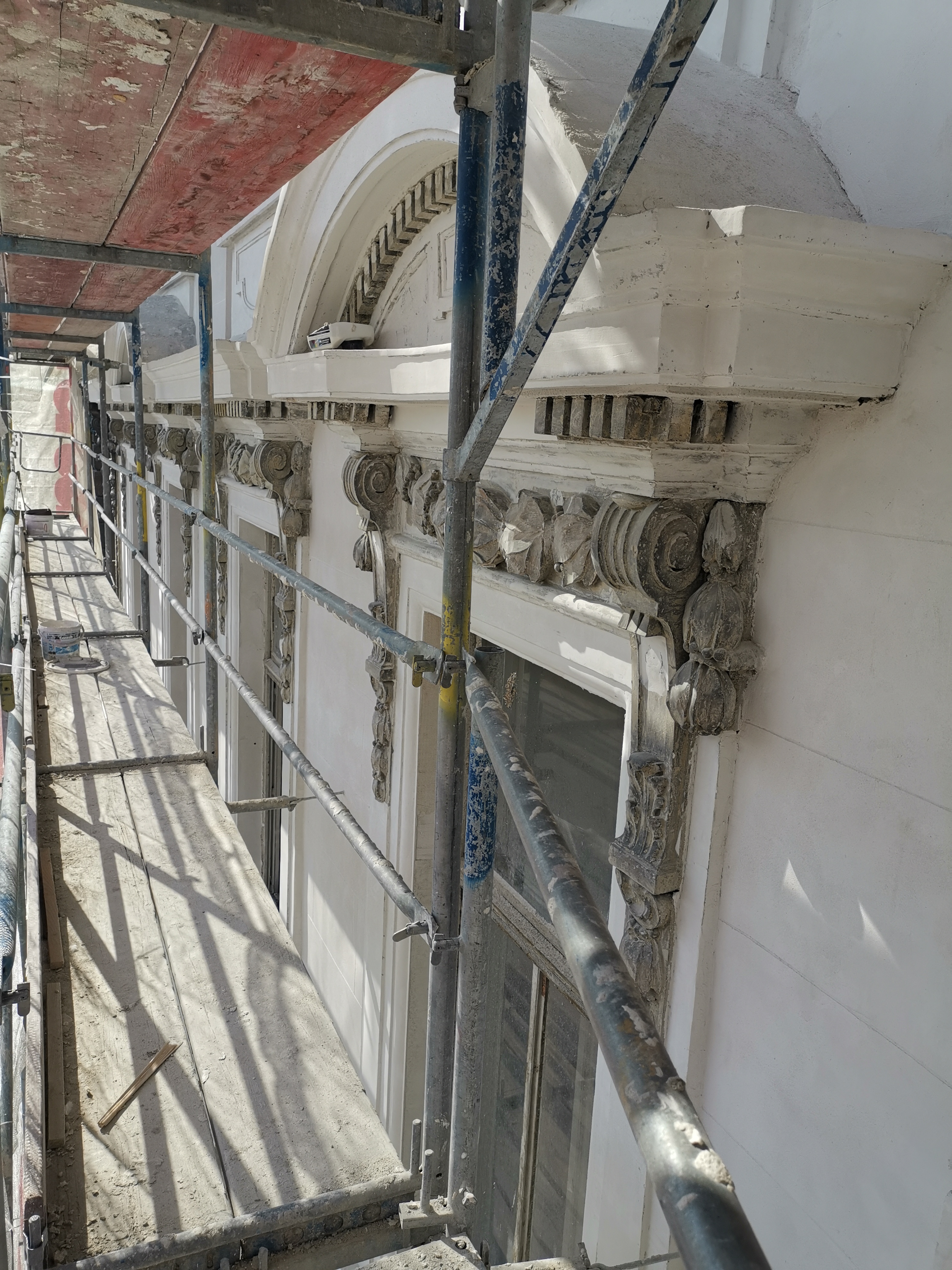 Kamienica przy ul. 3 Maja 29, czyszczenie detalu architektonicznego i sztukatorskiego.