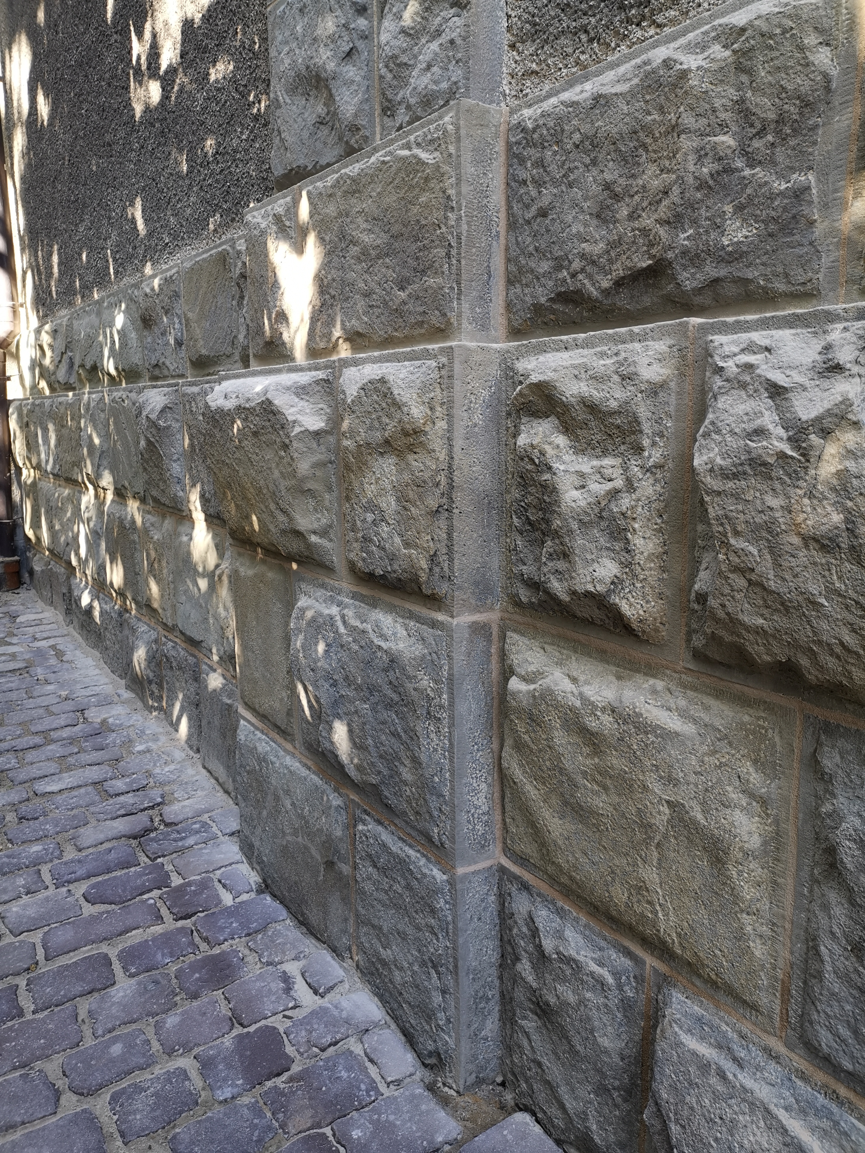 Kamienna okładzina elewacji po konserwacji.