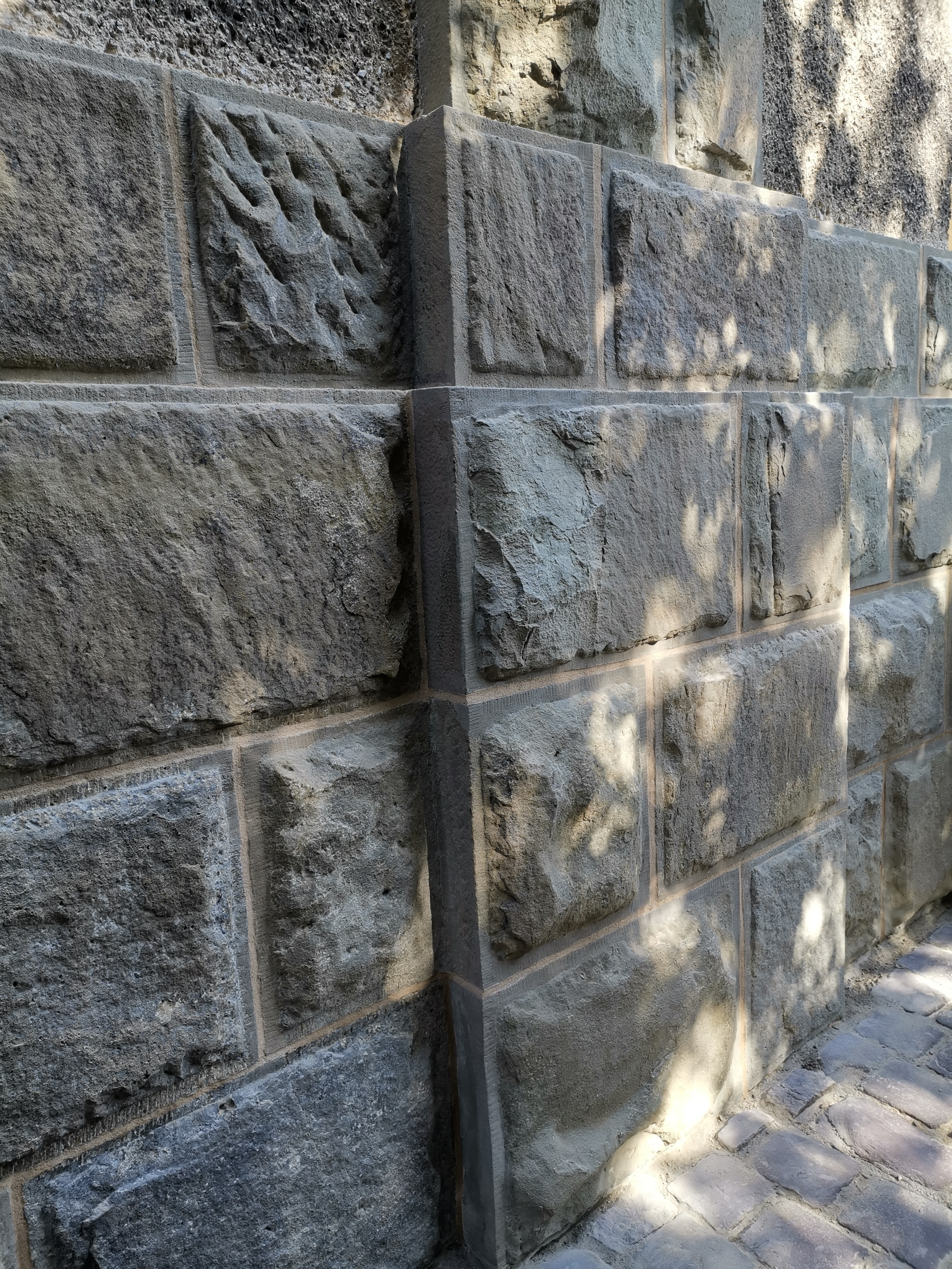 Kamienna okładzina elewacji po konserwacji.