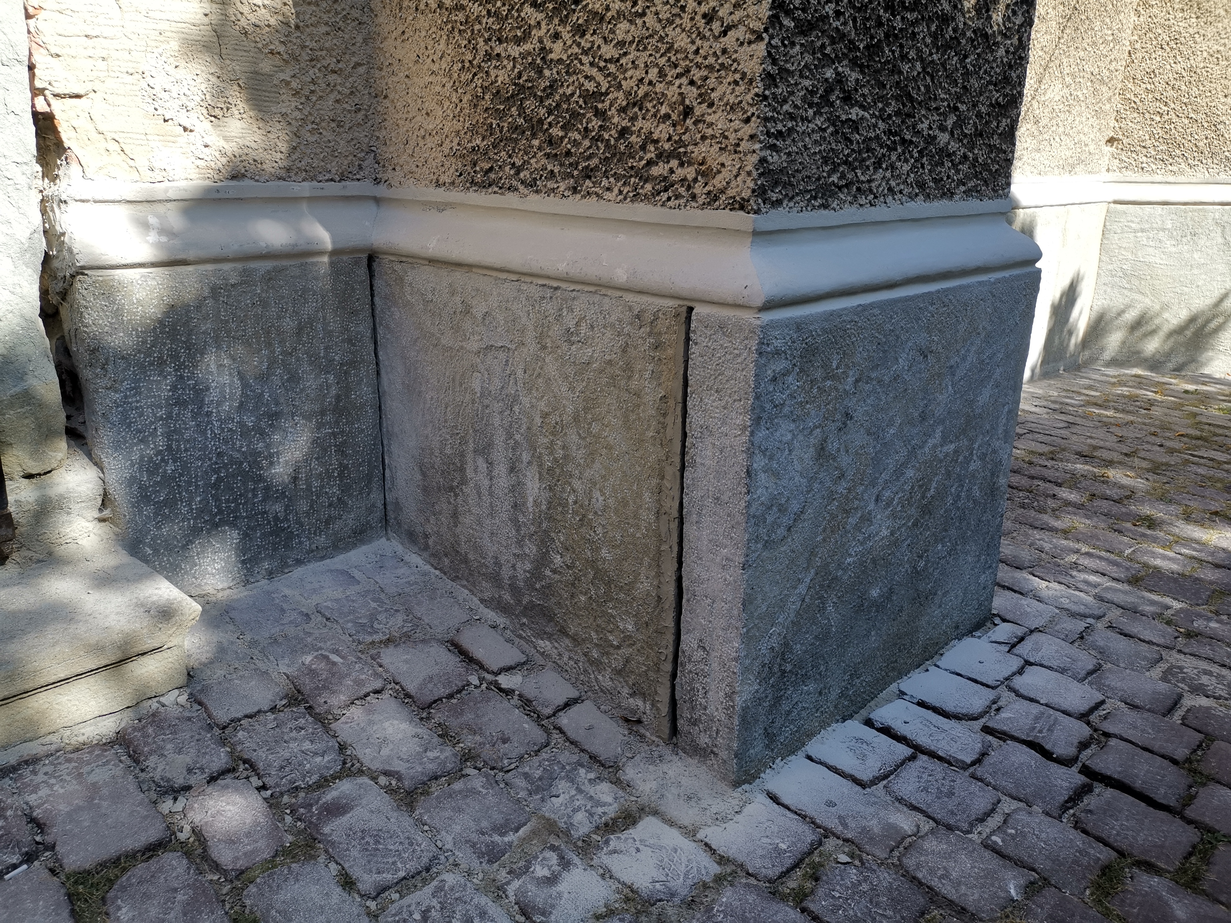 Scalenie profilu nad cokołem.