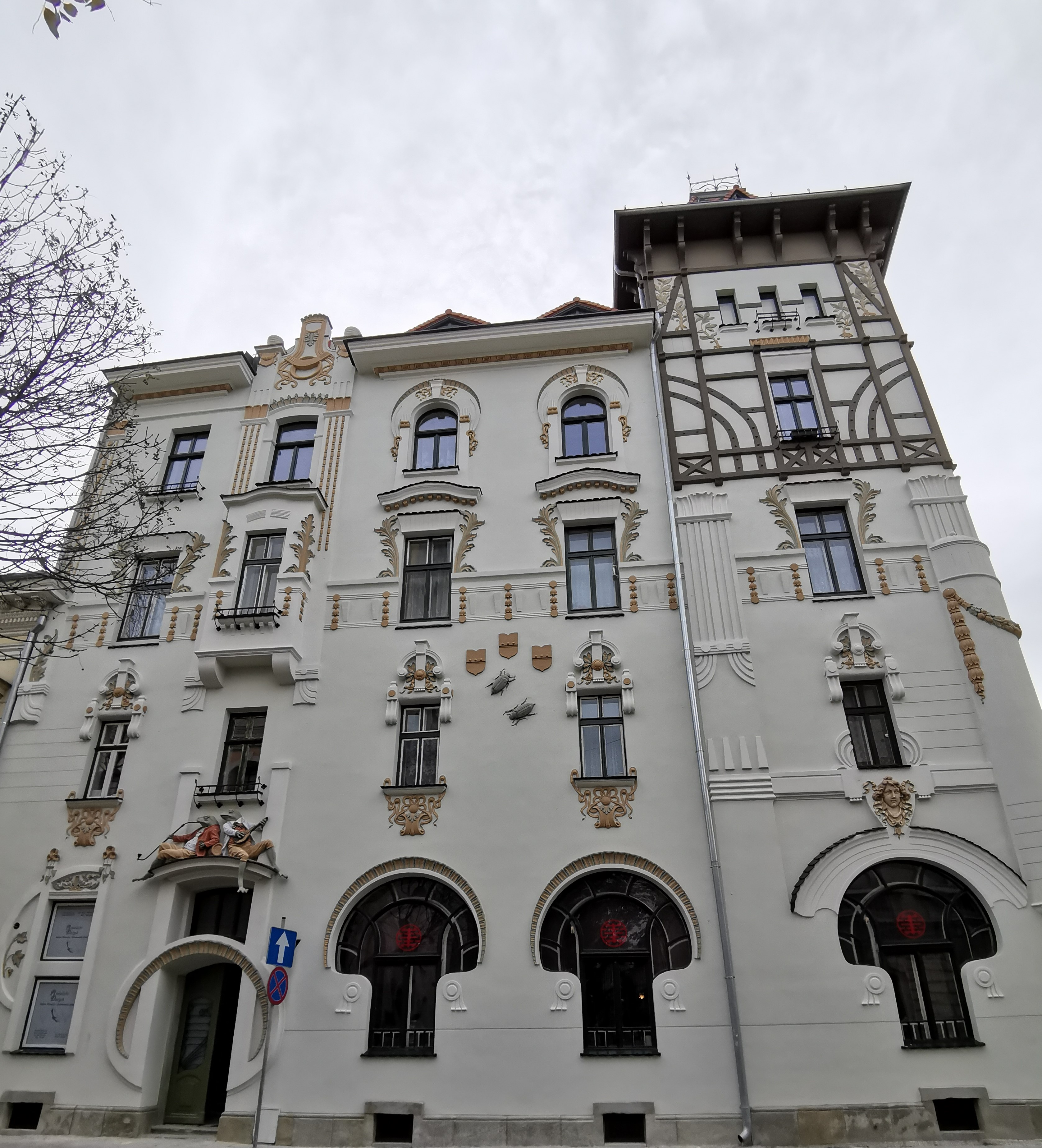 Narożnik z wieżą. 