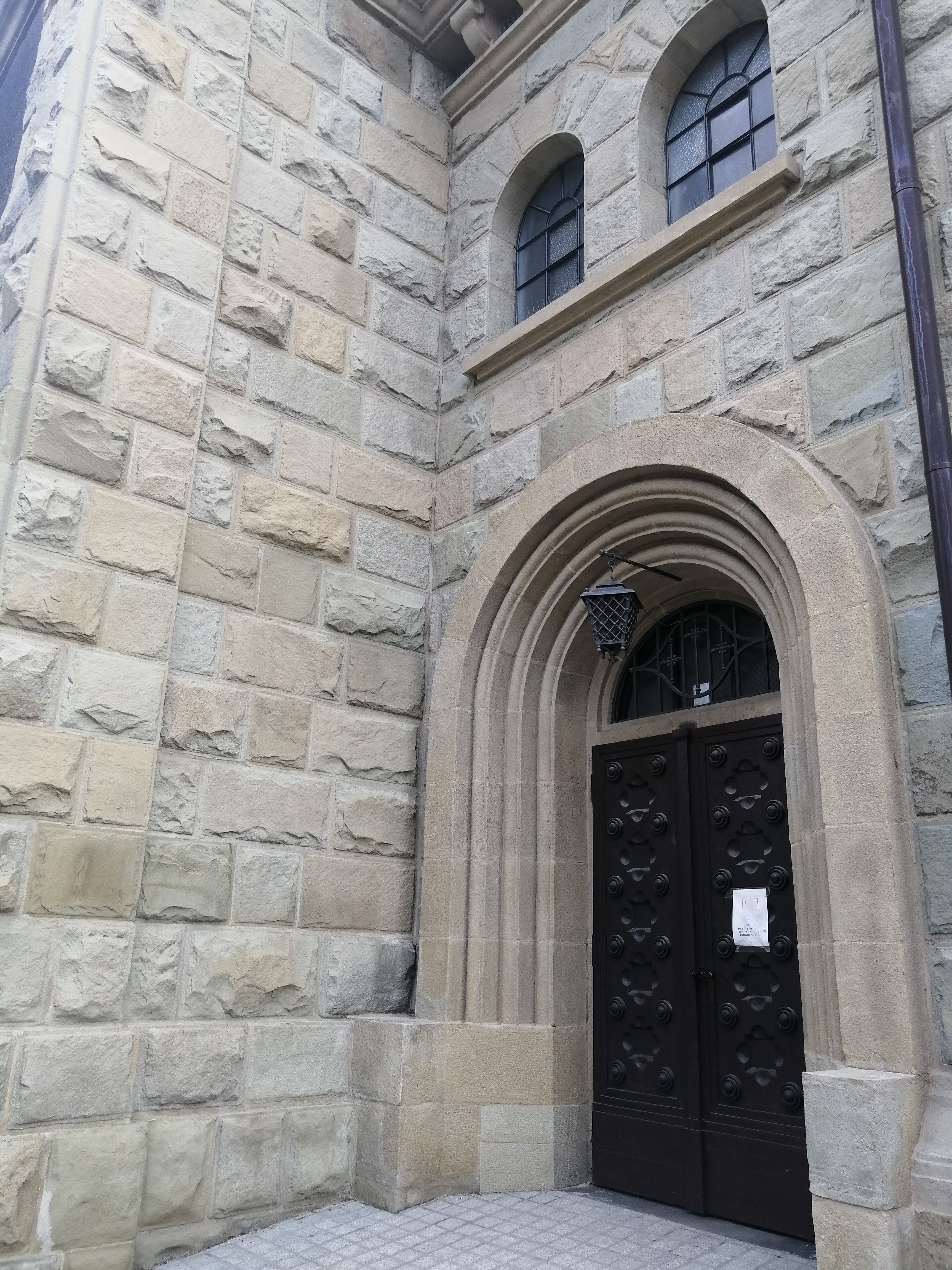 Boczny portal oraz okładzina kamienna korpusu.