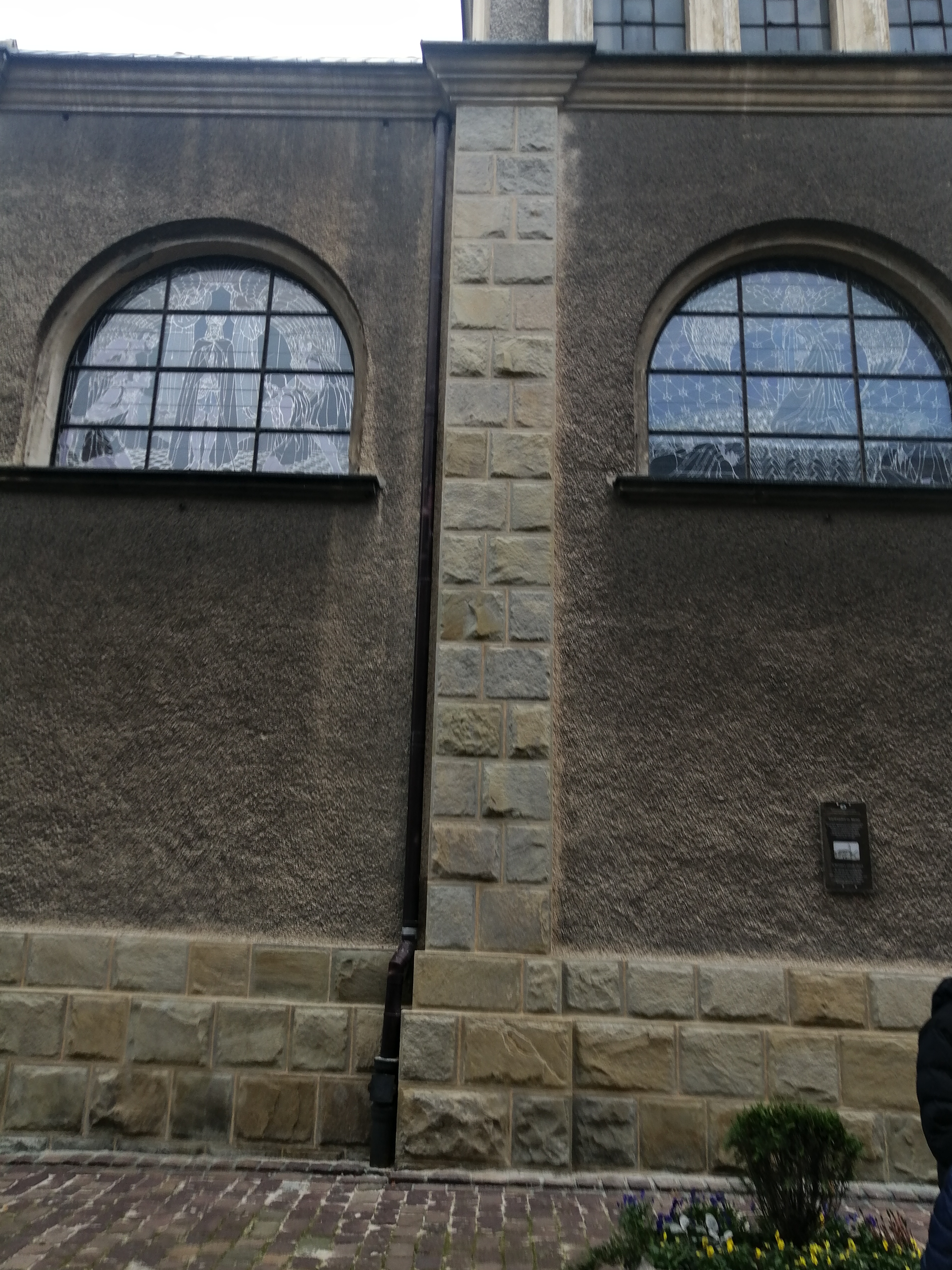 Elementy kamienne przed oczyszczeniem i konserwacją. 