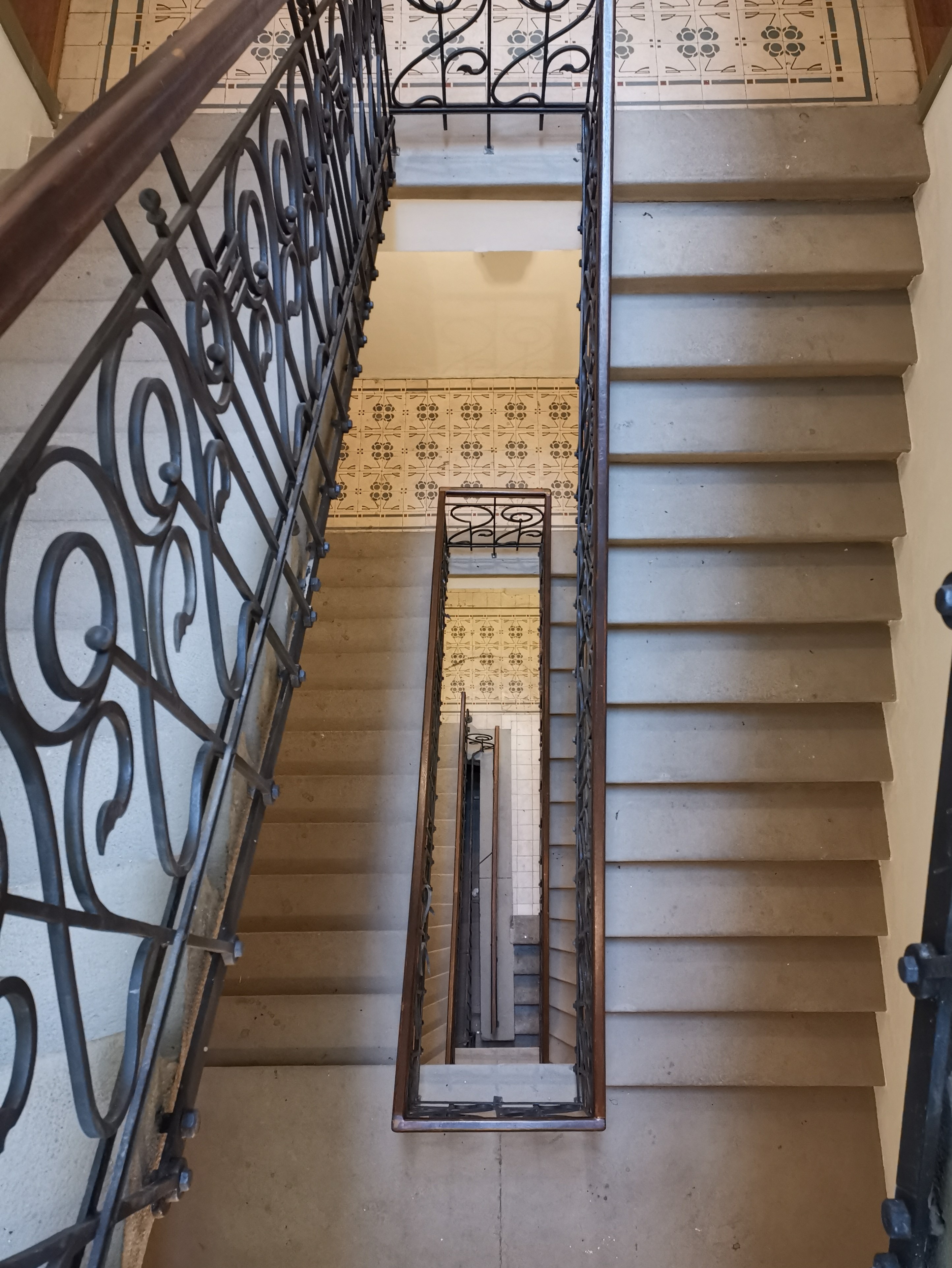 Klatka schodowa i posadzki po remoncie. 