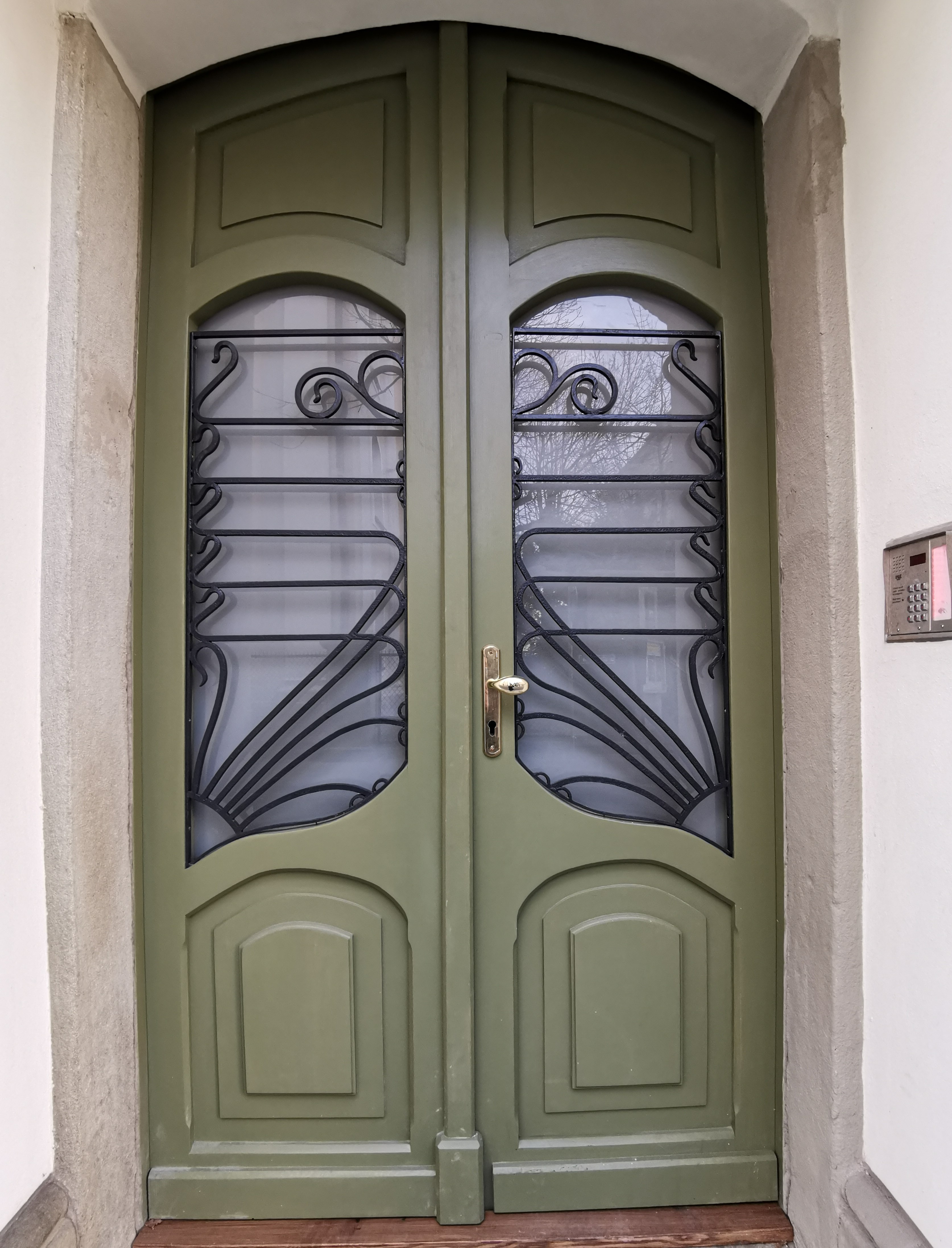 Drzwi wejściowe oraz portal kamienny po konserwacji. 