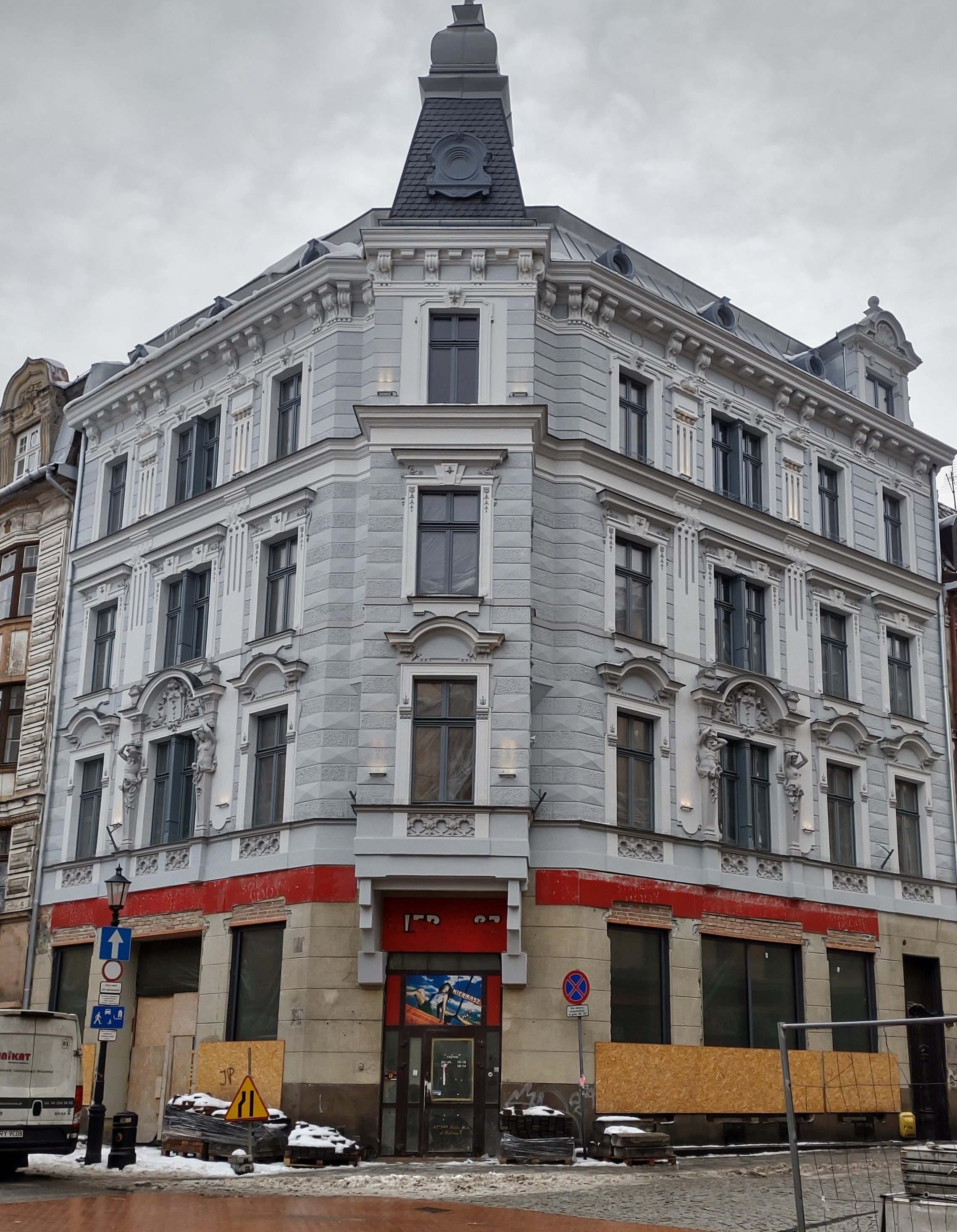 Barlickiego 4 widok na elewacje z pasem witryn przed remontem.