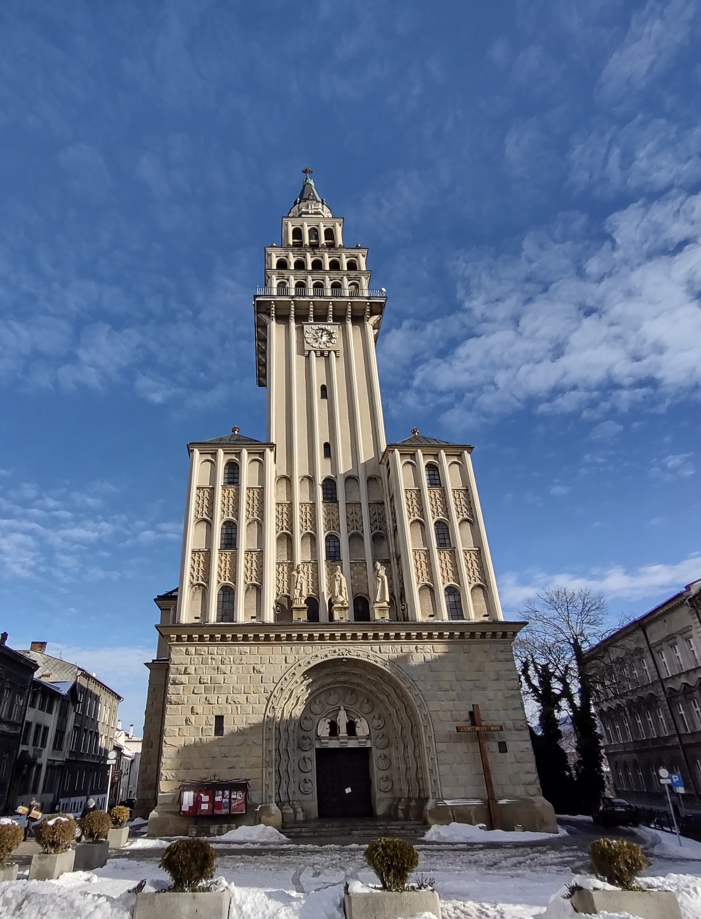 Widok na fasadę katedry po konserwacji kamienia.
