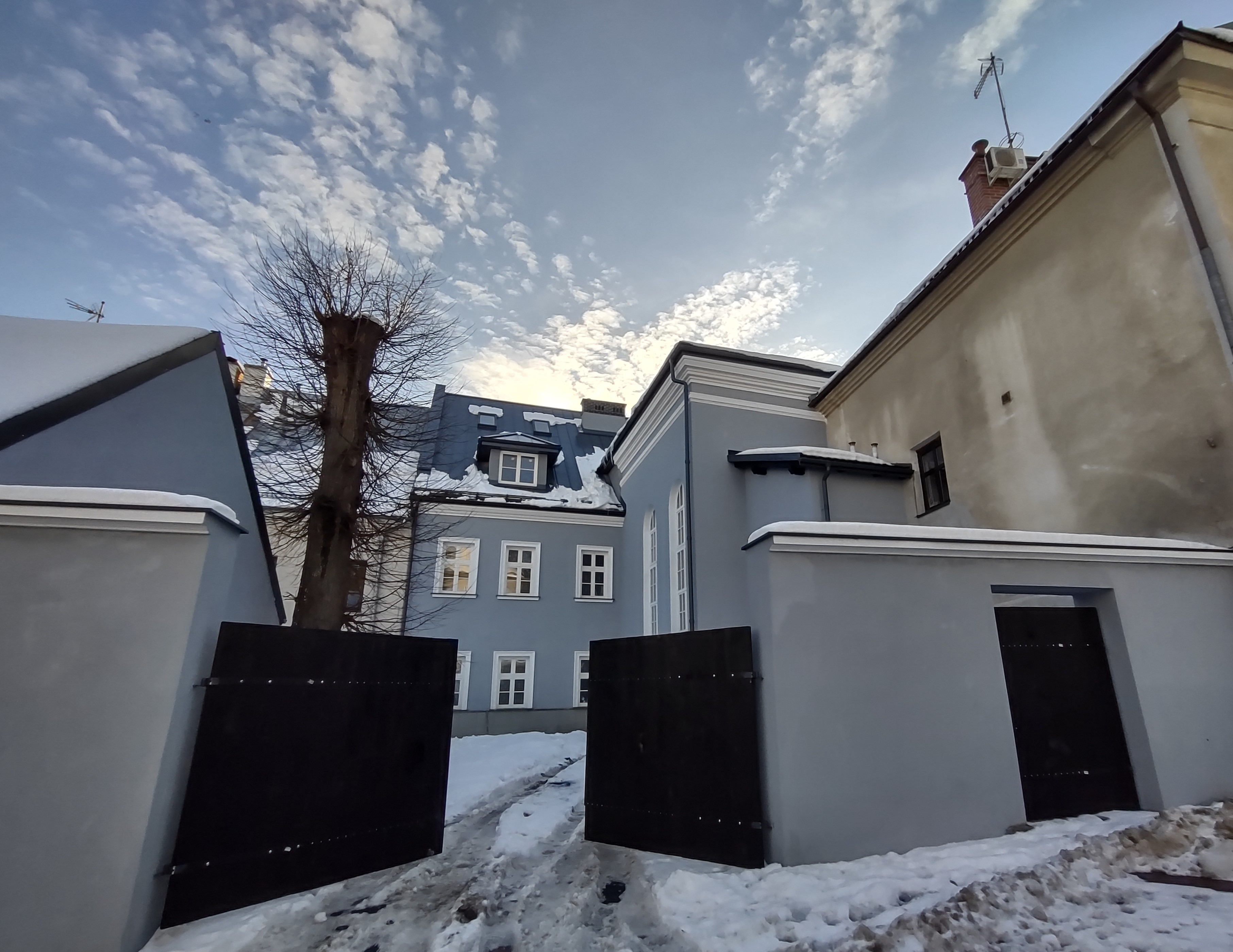 Elewacja wraz z ogrodzeniem po remoncie. Widok od ul. Nad Niprem.