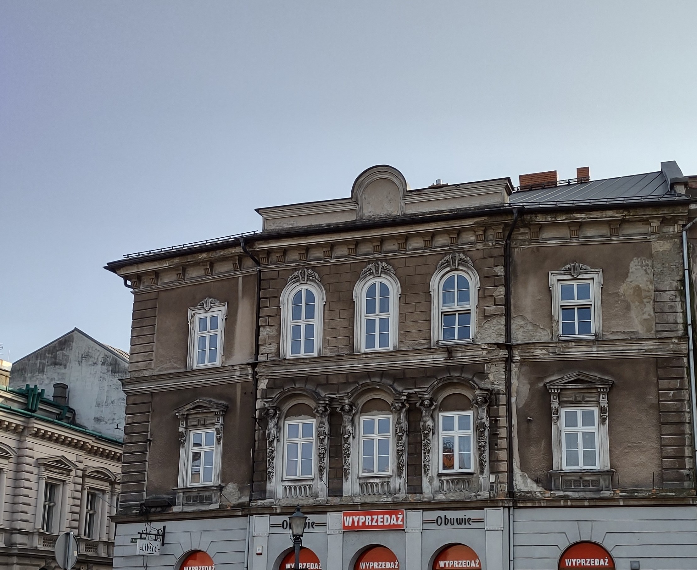 Ratuszowa 2, nowe pokrycie z blachy na rąbek - widok od strony pl. Wojska Polskiego.