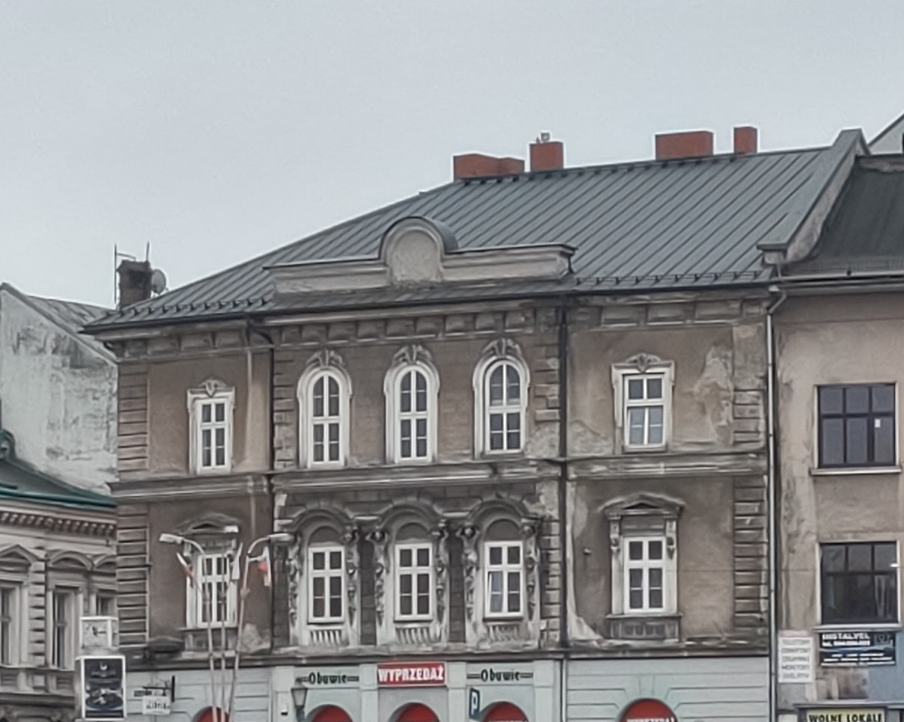 Ratuszowa 2, nowe pokrycie z blachy na rąbek - widok od strony pl. Wojska Polskiego.