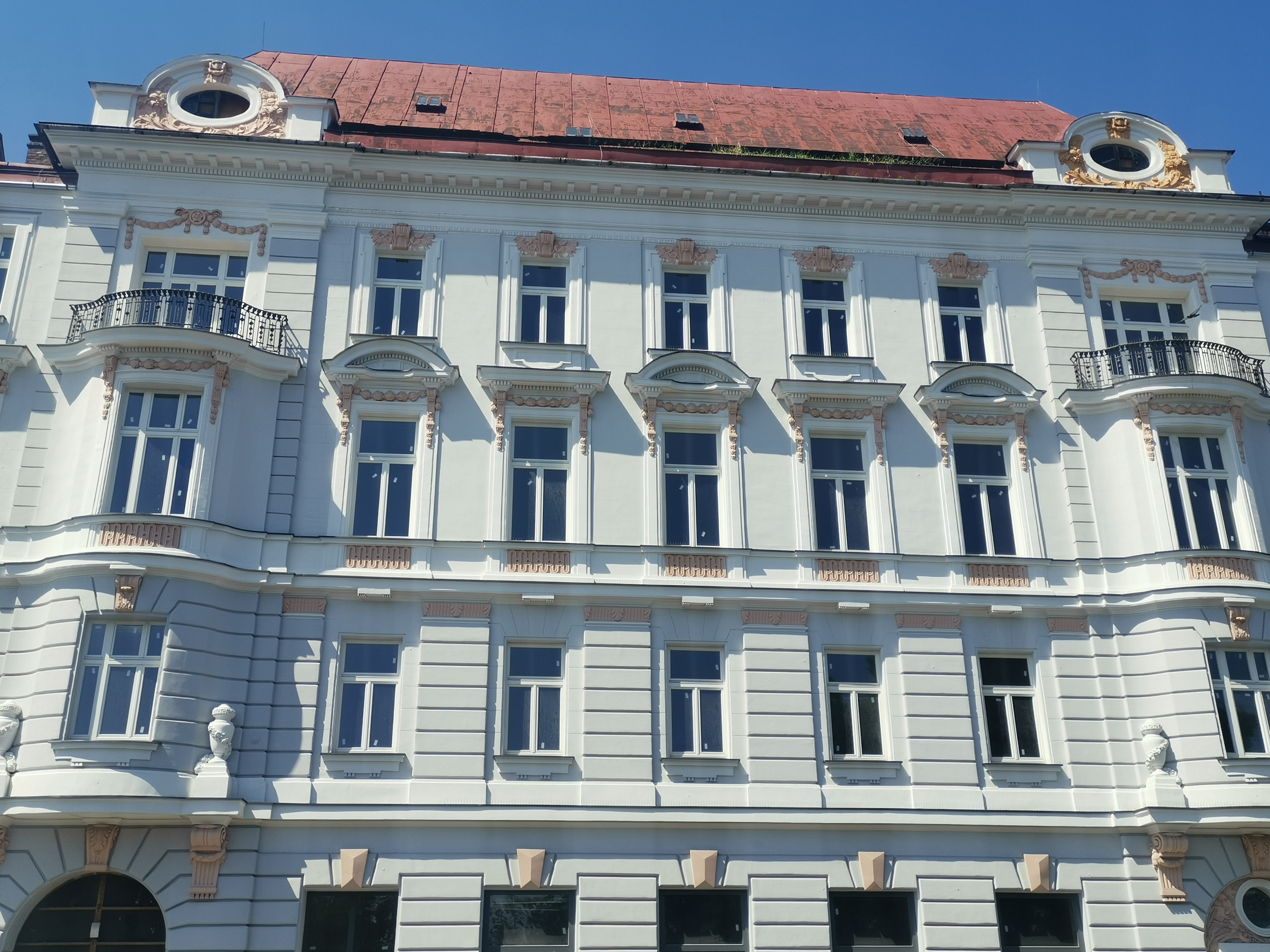 Kamienica przy ul. 3 Maja 29, elewacja frontowa po pracach konserwatorskich.