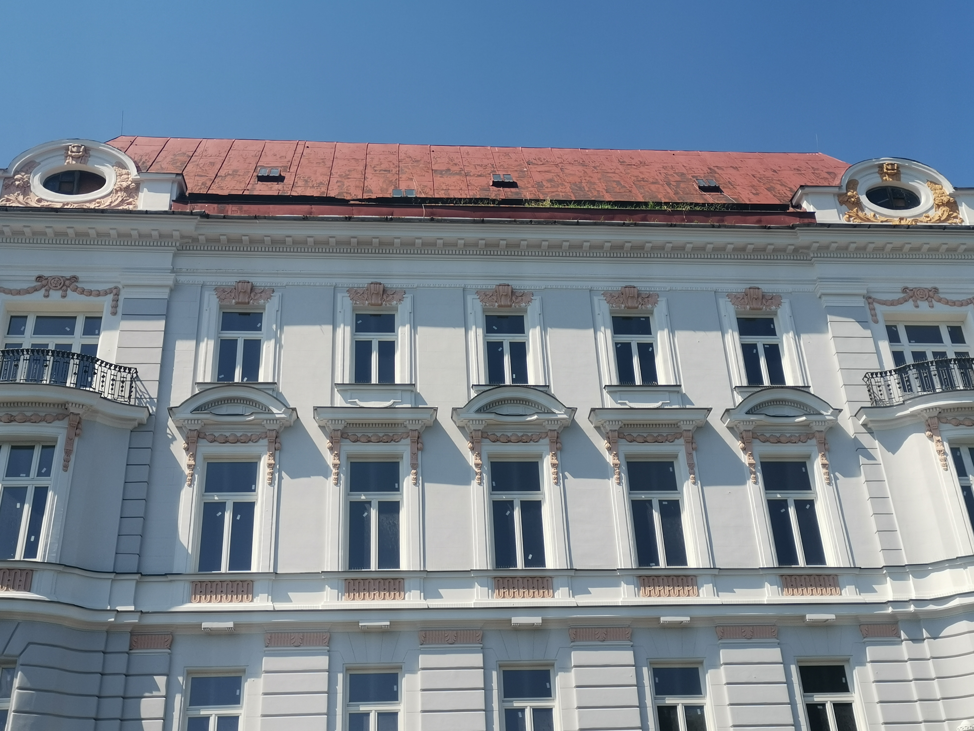 Kamienica przy ul. 3 Maja 29, elewacja frontowa po pracach konserwatorskich.