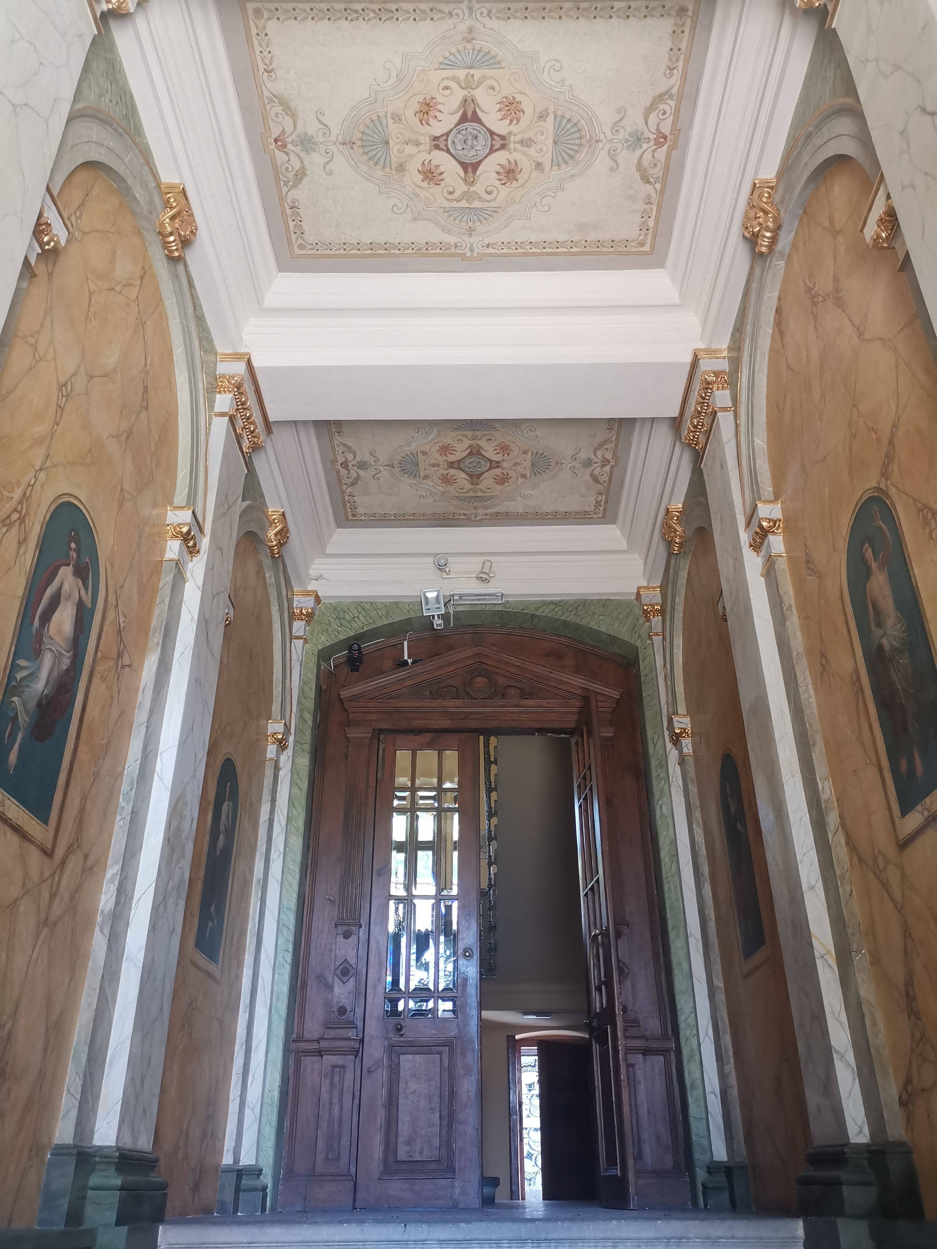 Polichromie w sieni wejściowej po renowacji. 