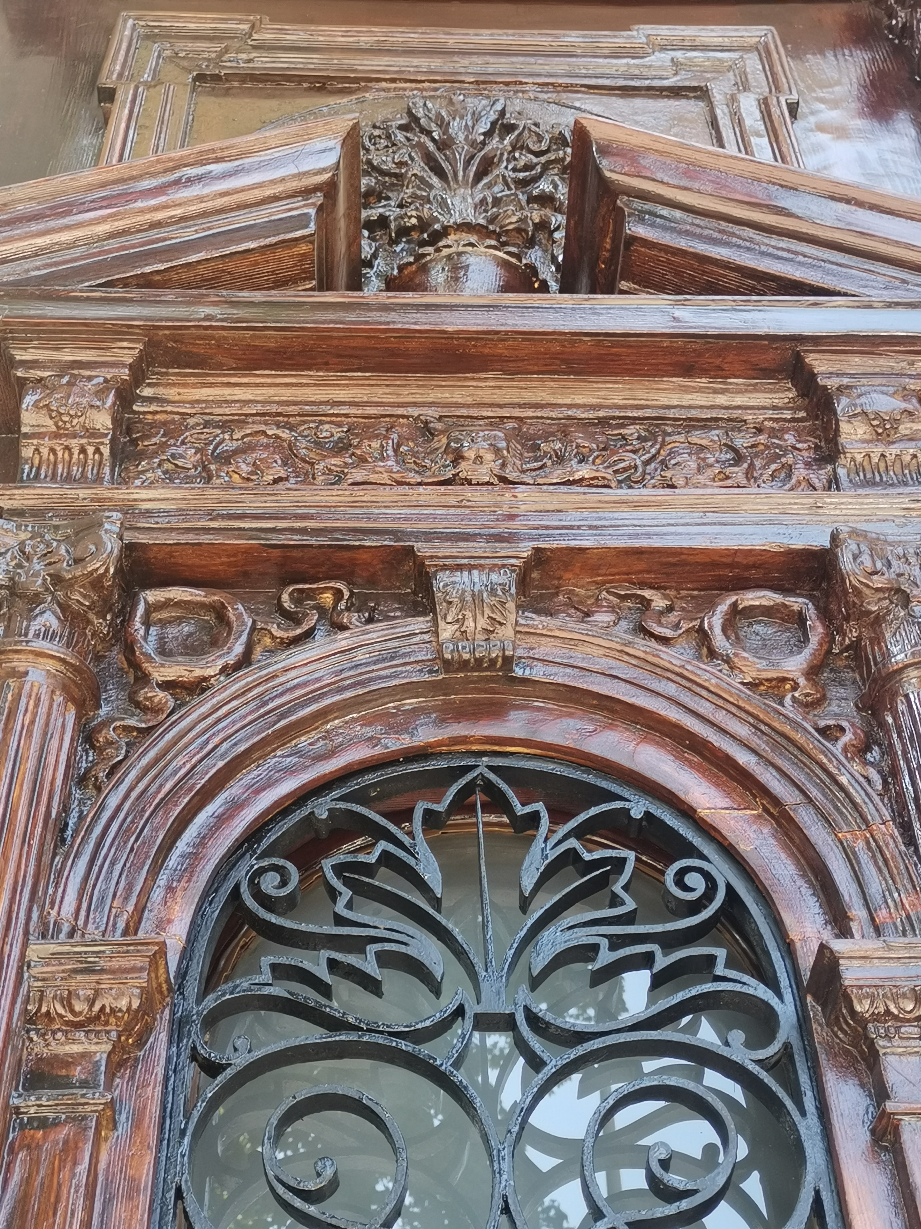 Detal dekoracyjny drzwi po renowacji. 