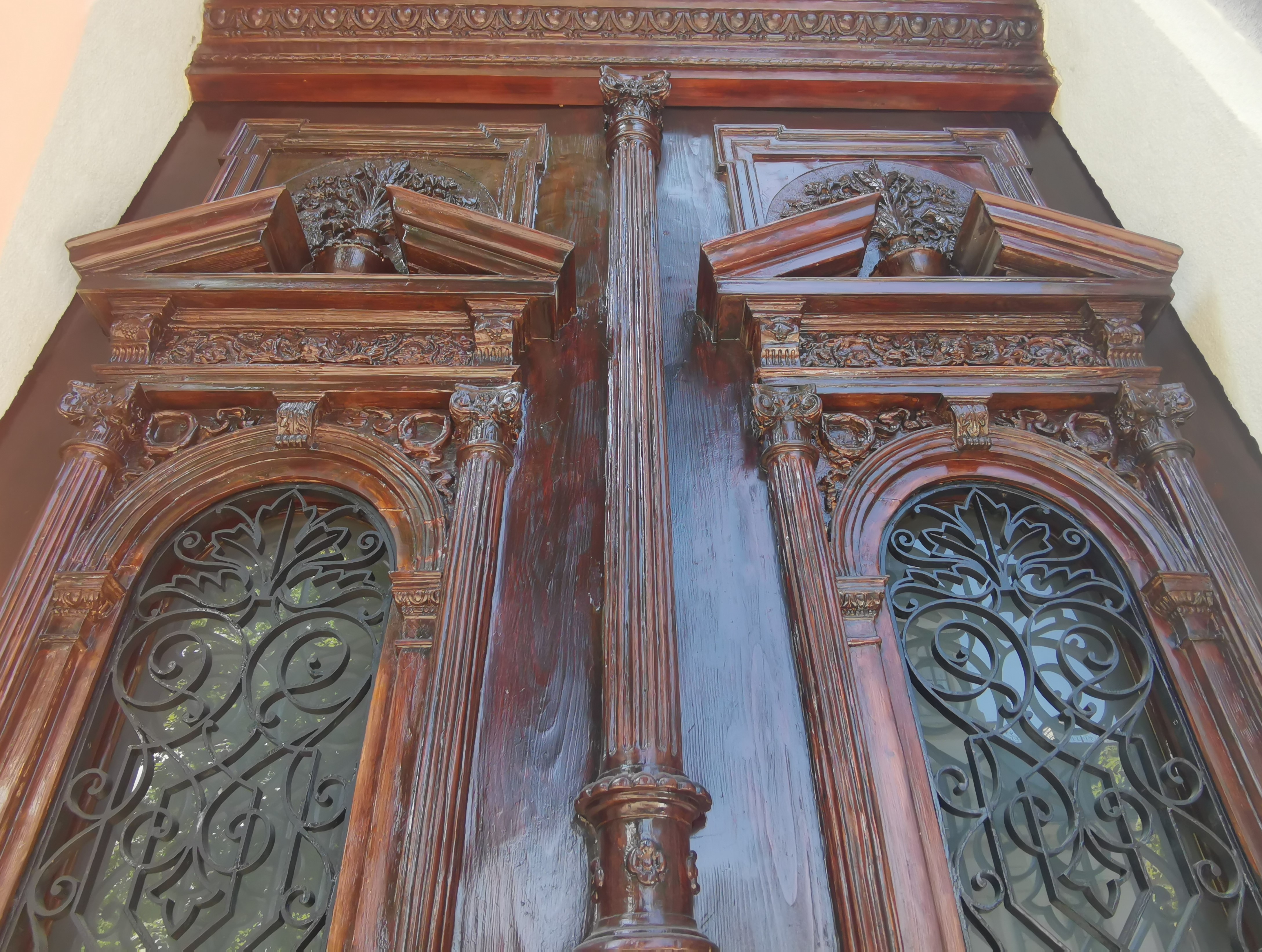 Skrzydła drzwiowe po renowacji. 