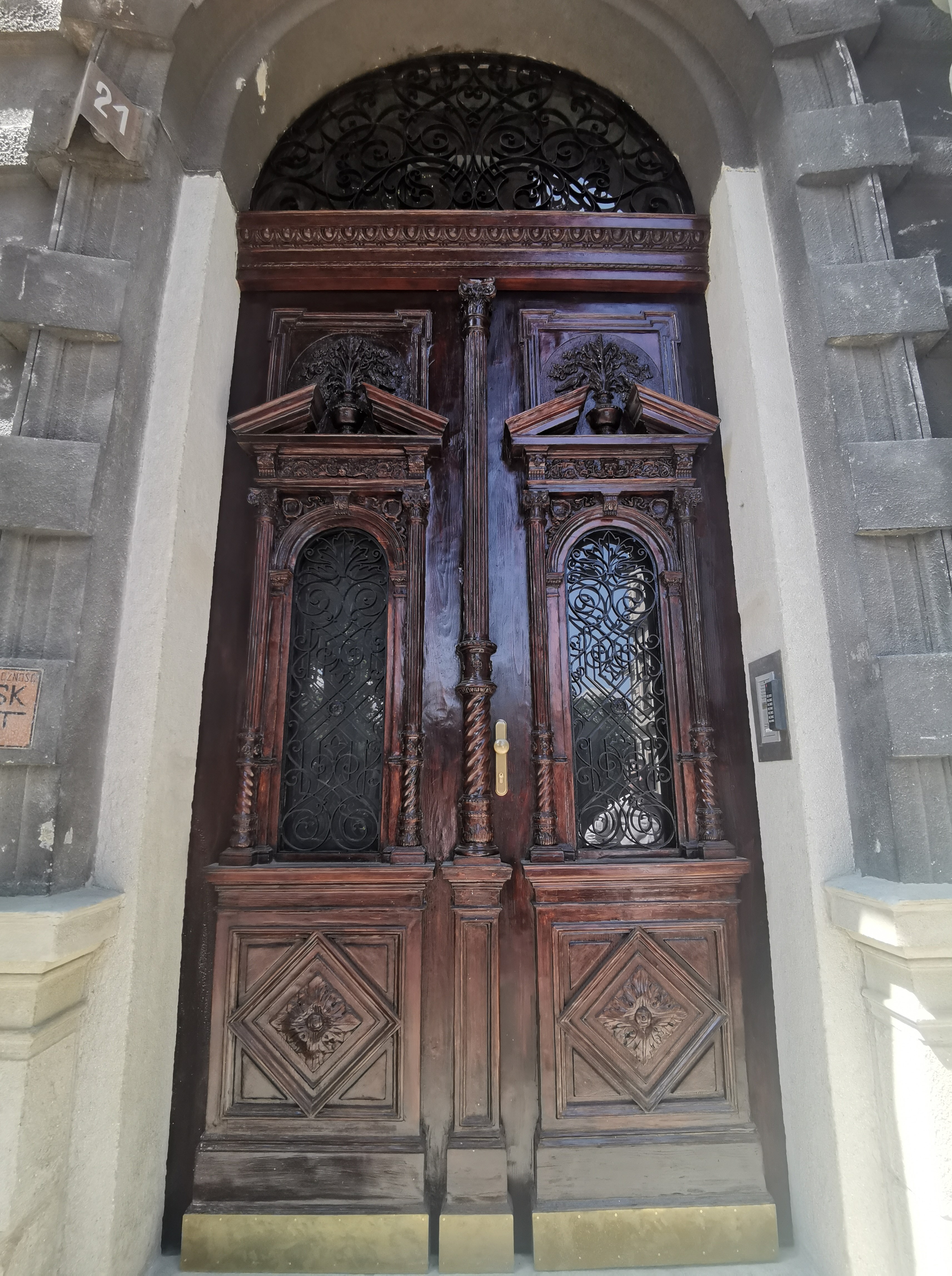 Drzwi i portal kamienny po renowacji.