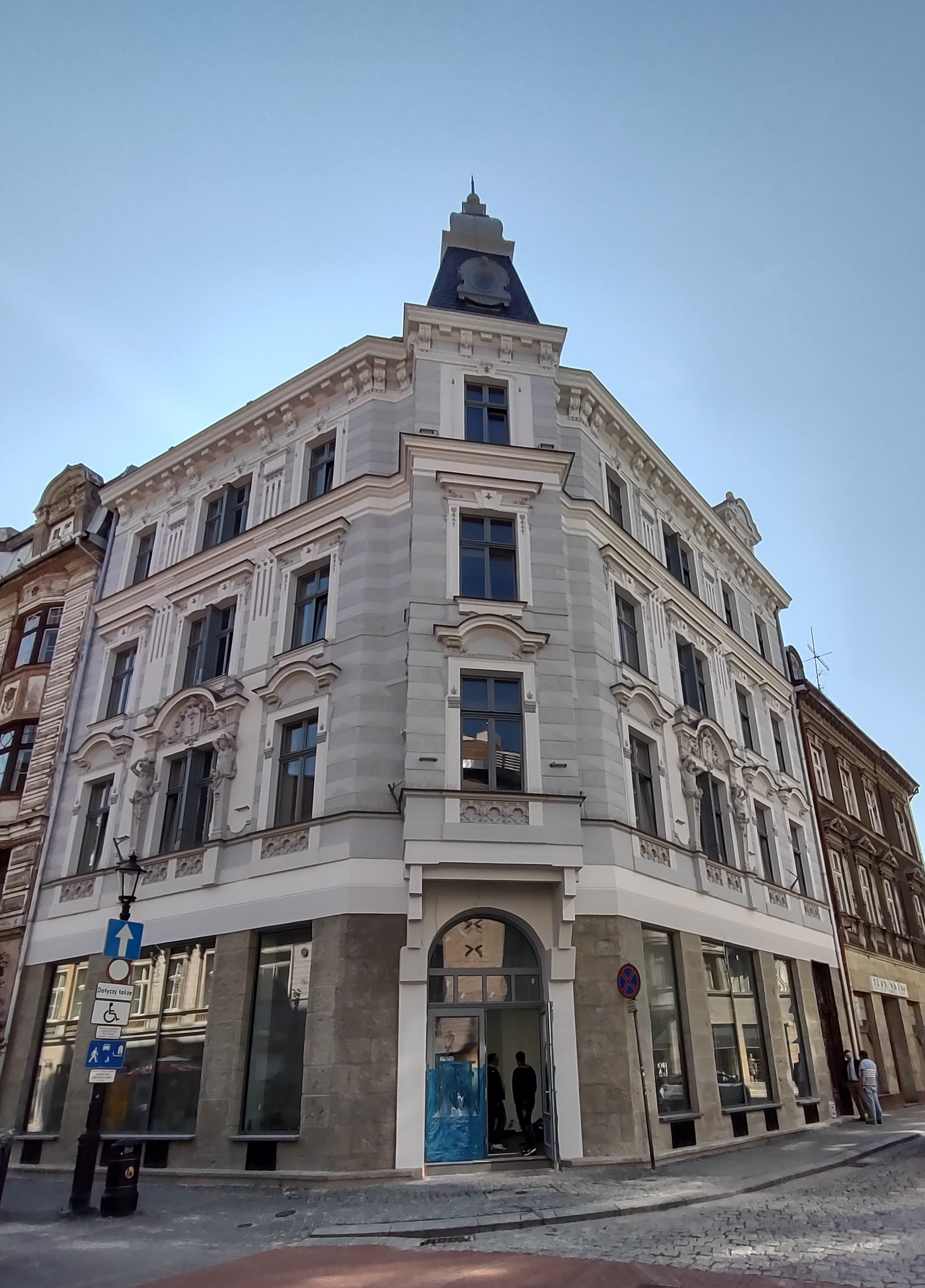 Barlickiego 4 widok elewacji z pasem witryn oraz kamienną okładziną w parterze po konserwacji. 