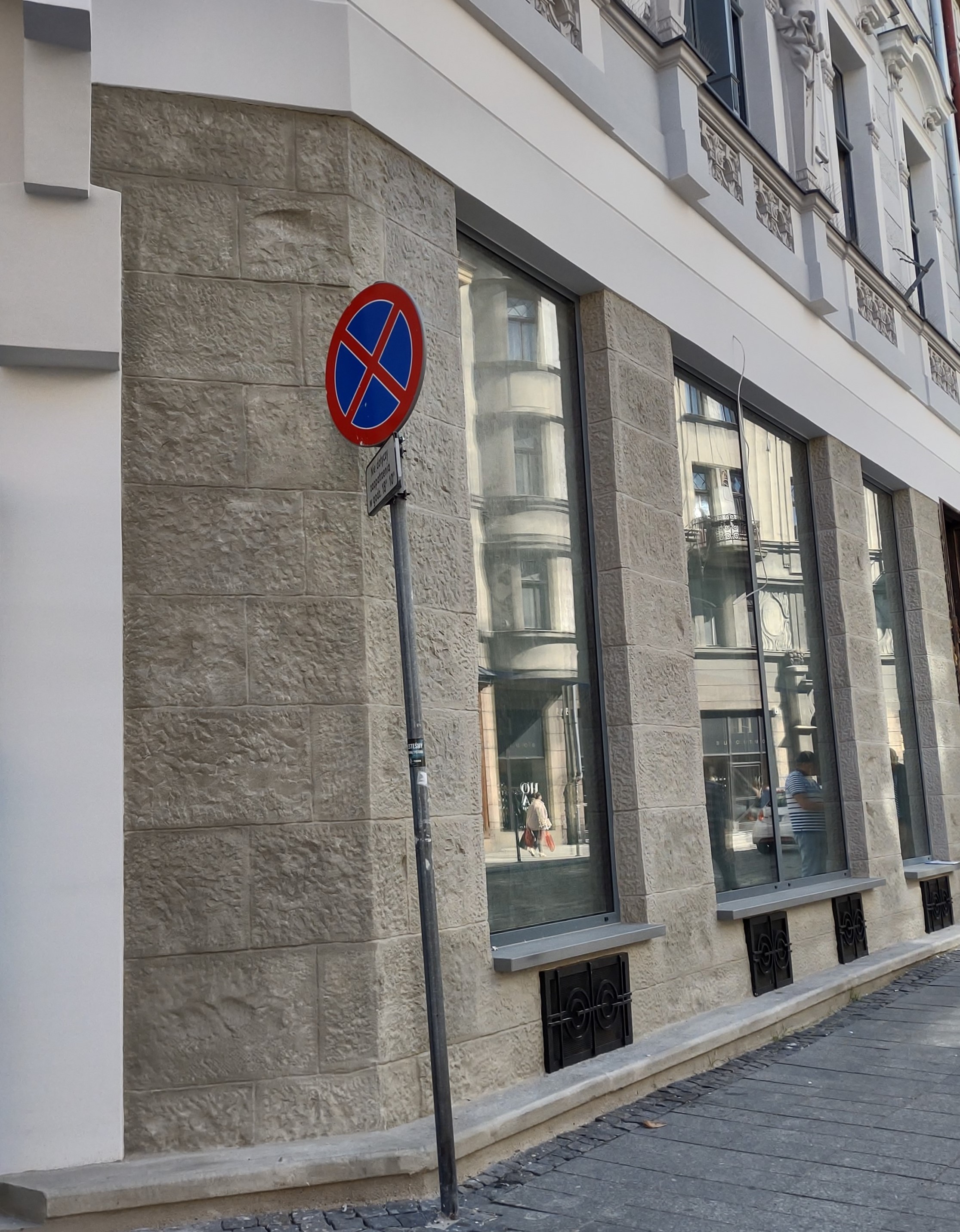 Barlickiego 4 widok elewacji z pasem witryn oraz kamienną okładziną w parterze po konserwacji. 