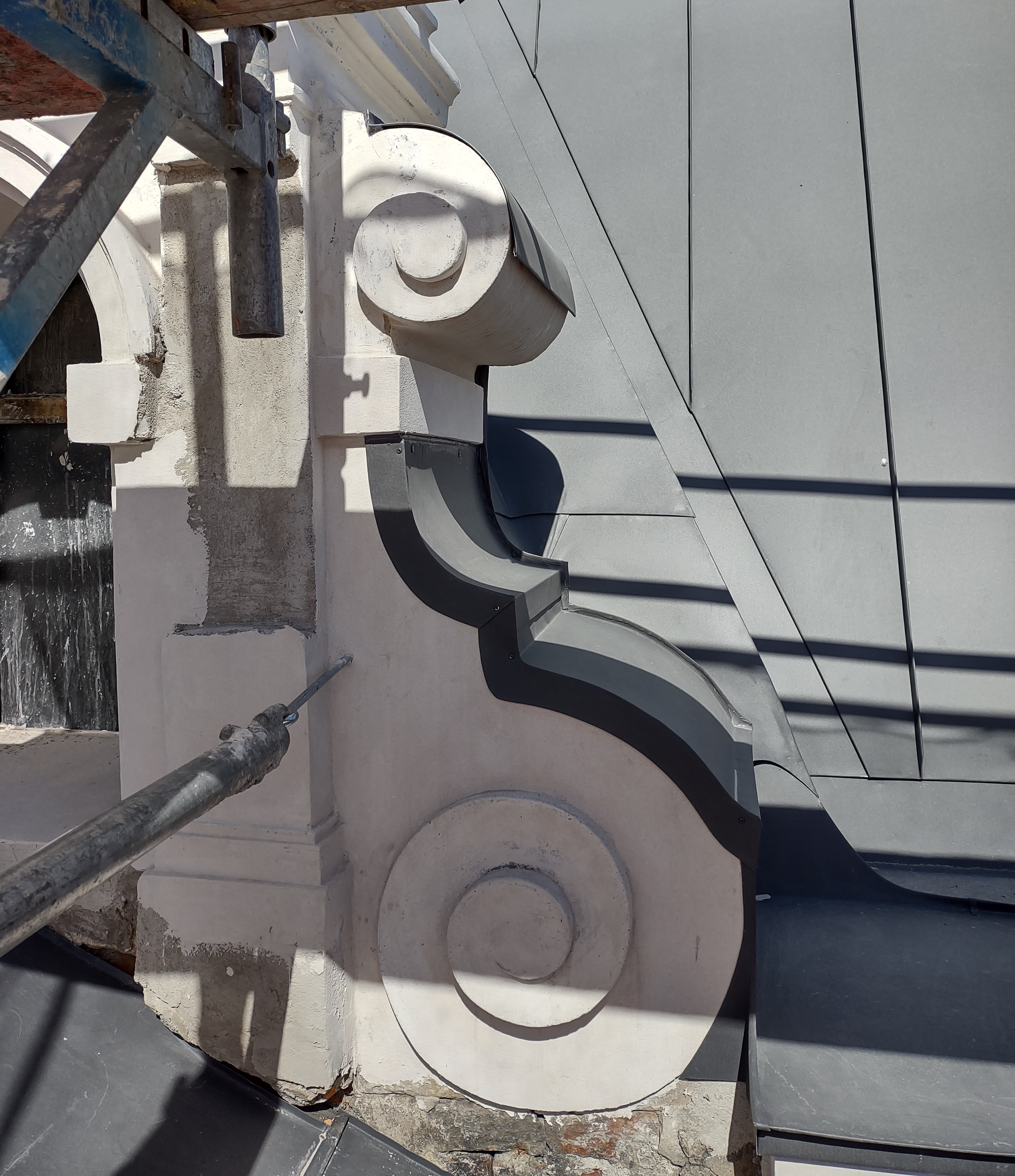 Willa przy ul. 3 Maja 13 wykonywanie obróbek blacharskich na detalu.