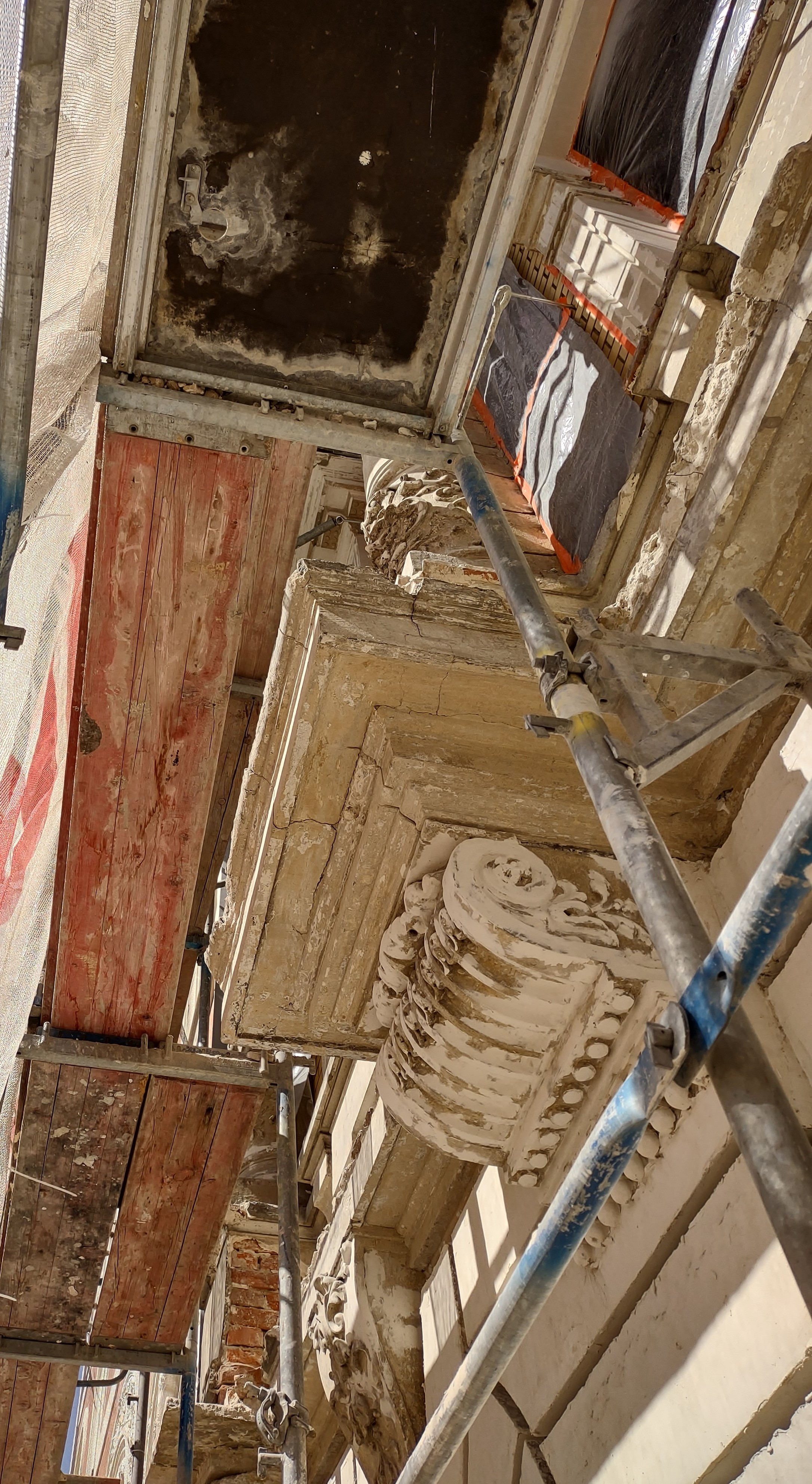 Willa przy ul. 3 Maja 13 detal elewacji z wysokim stopniem destrukcji.