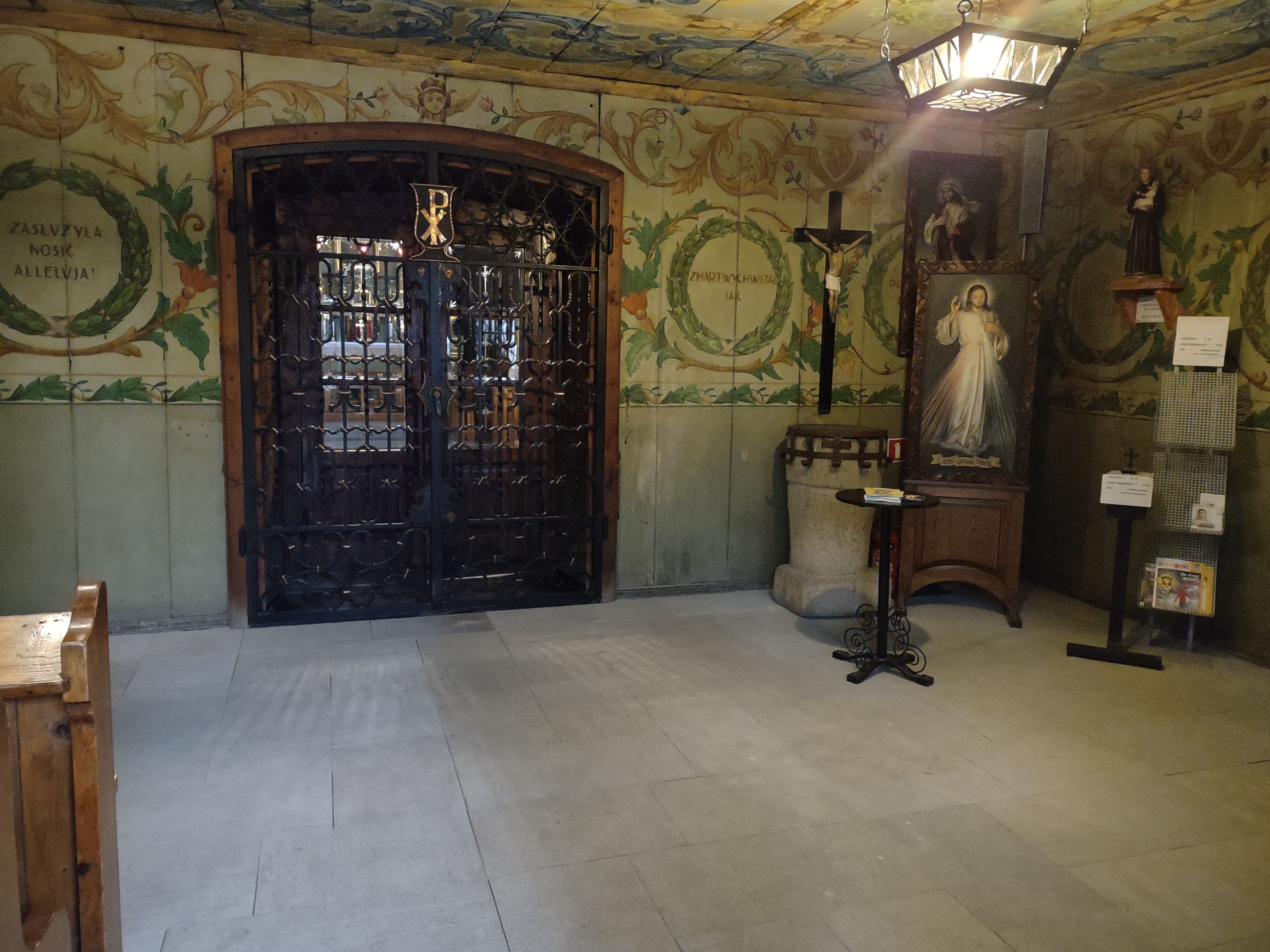 Kościół pw. św. Barbary wymiana posadzki betonowej w kruchcie na nową z piaskowca