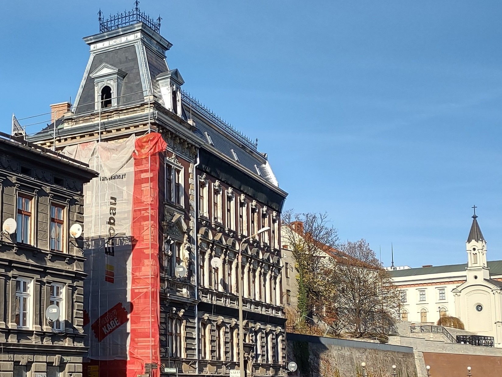 Zamkowa 8 widok po remoncie dachu, widoczne pokrycie kamiennym łupkiem.