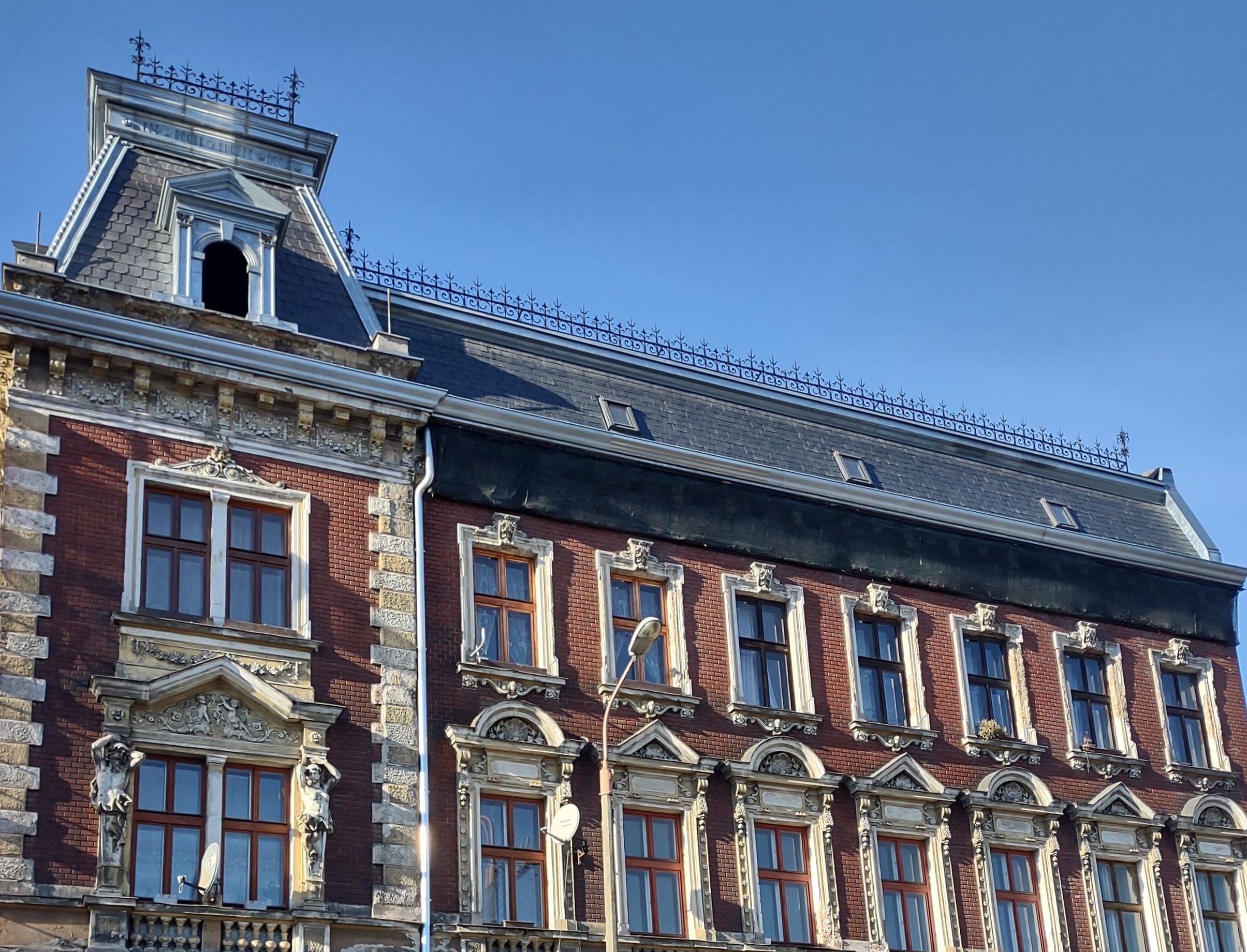 Zamkowa 8 widok po remoncie dachu, widoczne pokrycie kamiennym łupkiem.