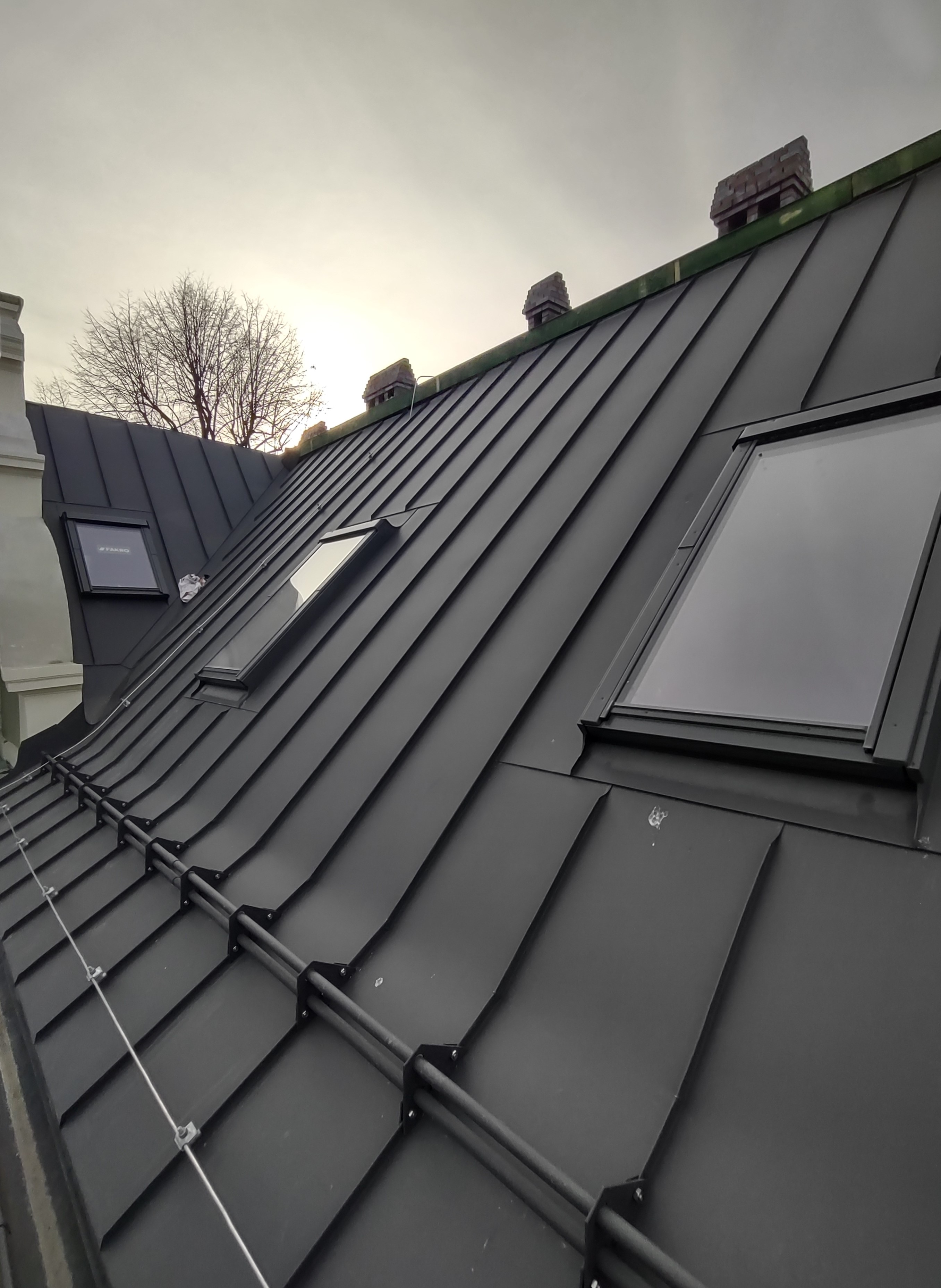 3 Maja 17 nowe pokrycie dachu z blachy na rąbek stojący.