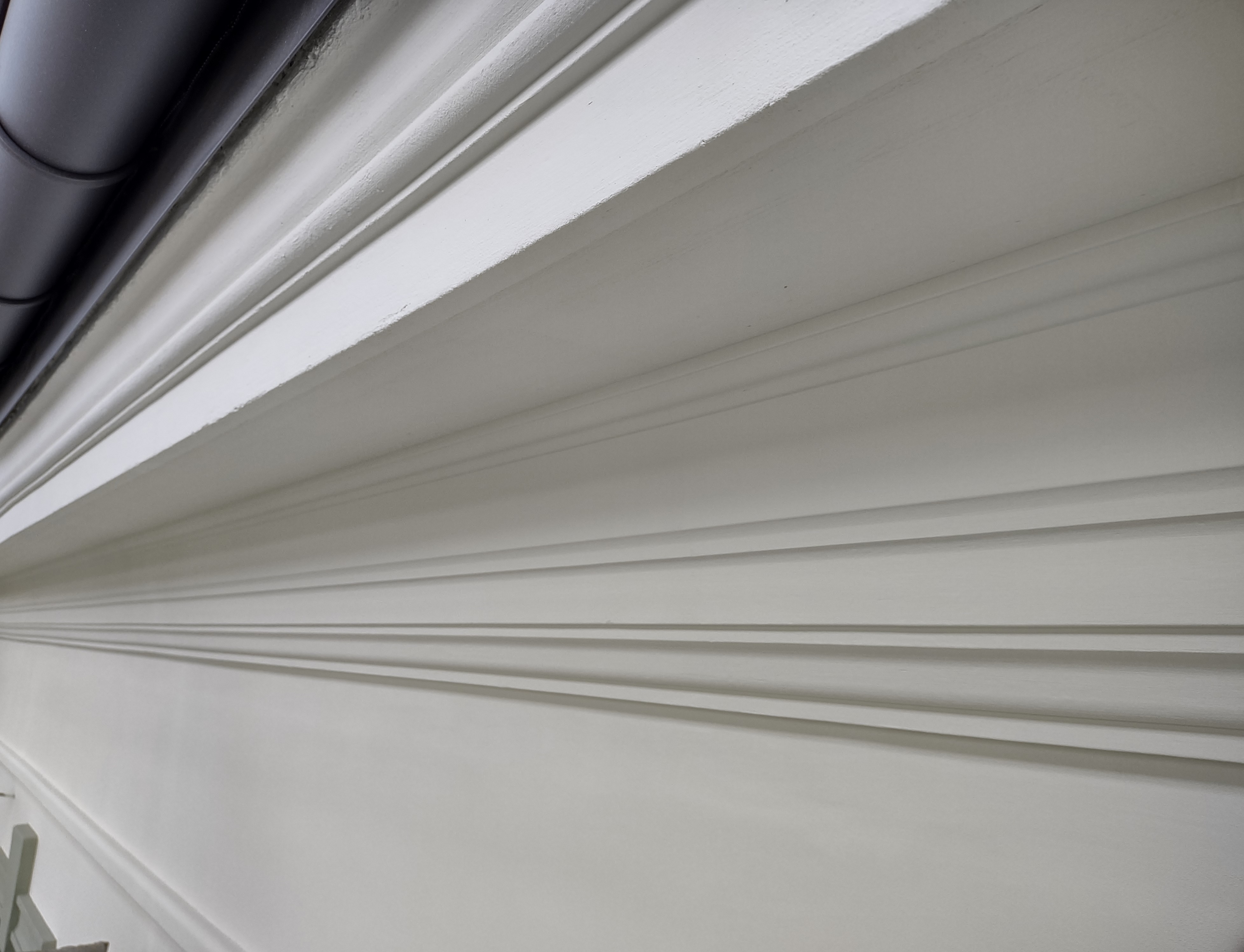 3 Maja 17 wypracowany detal sztukatorski, ciągniony gzyms profilowany.