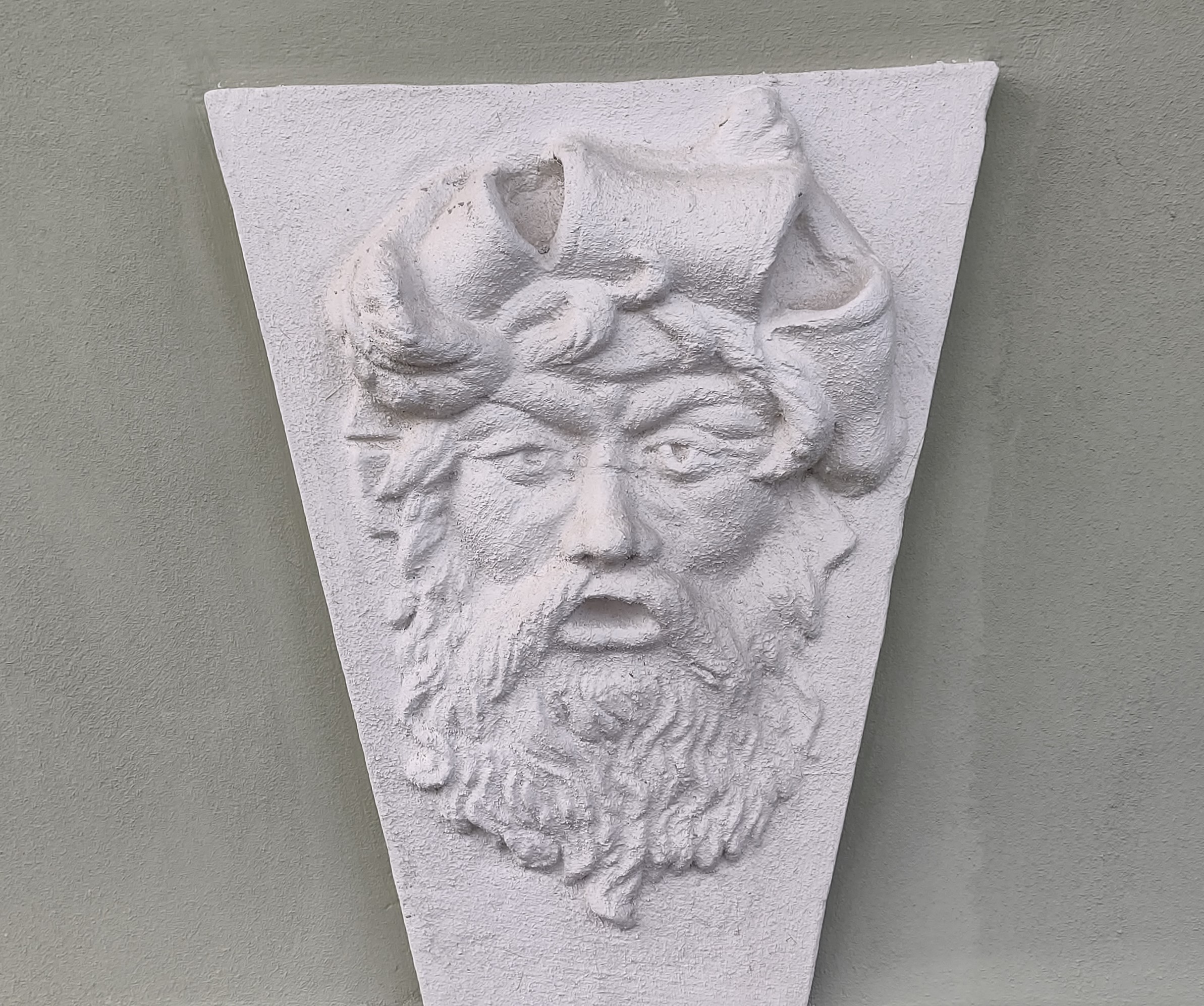 3 Maja 17  wypracowany detal sztukatorski zwornik z płaskorzeźbą.