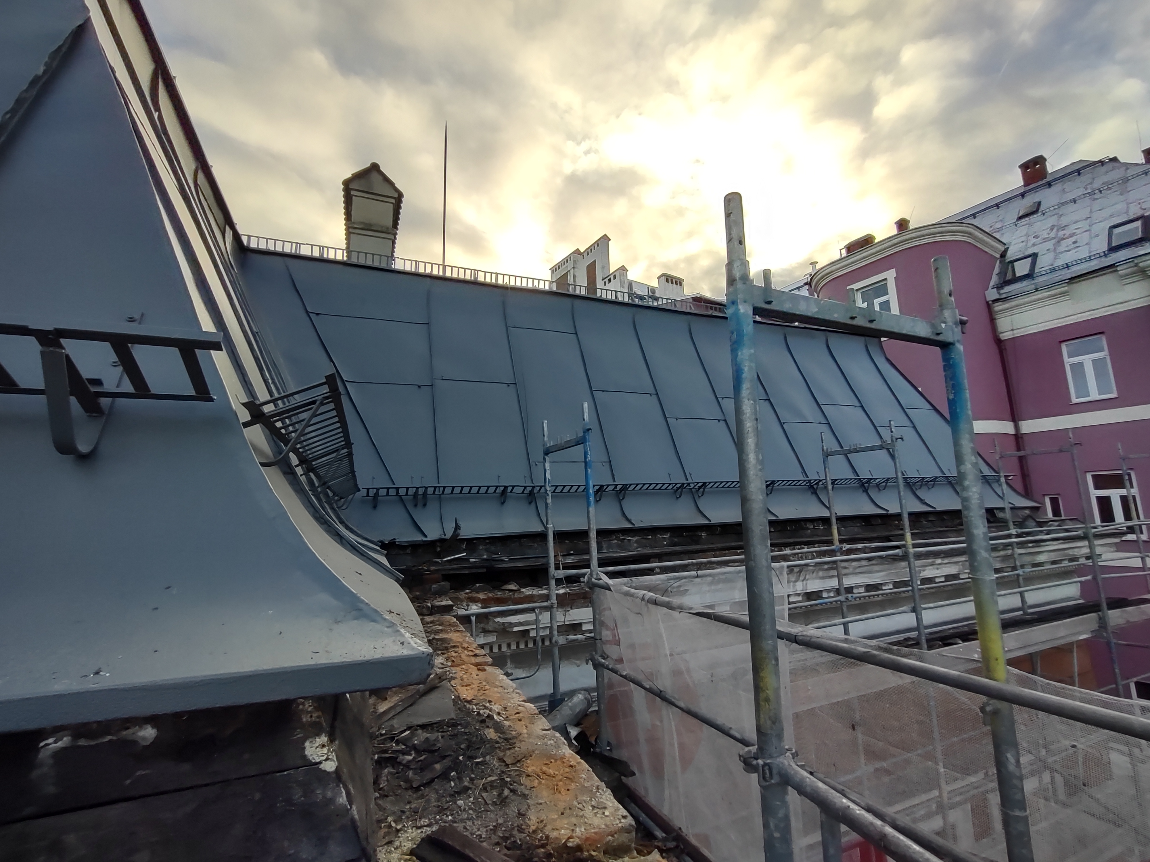 Willa przy ul. 3 Maja 13 wykonywanie pokrycia dachowego z blachy na rąbek stojący.