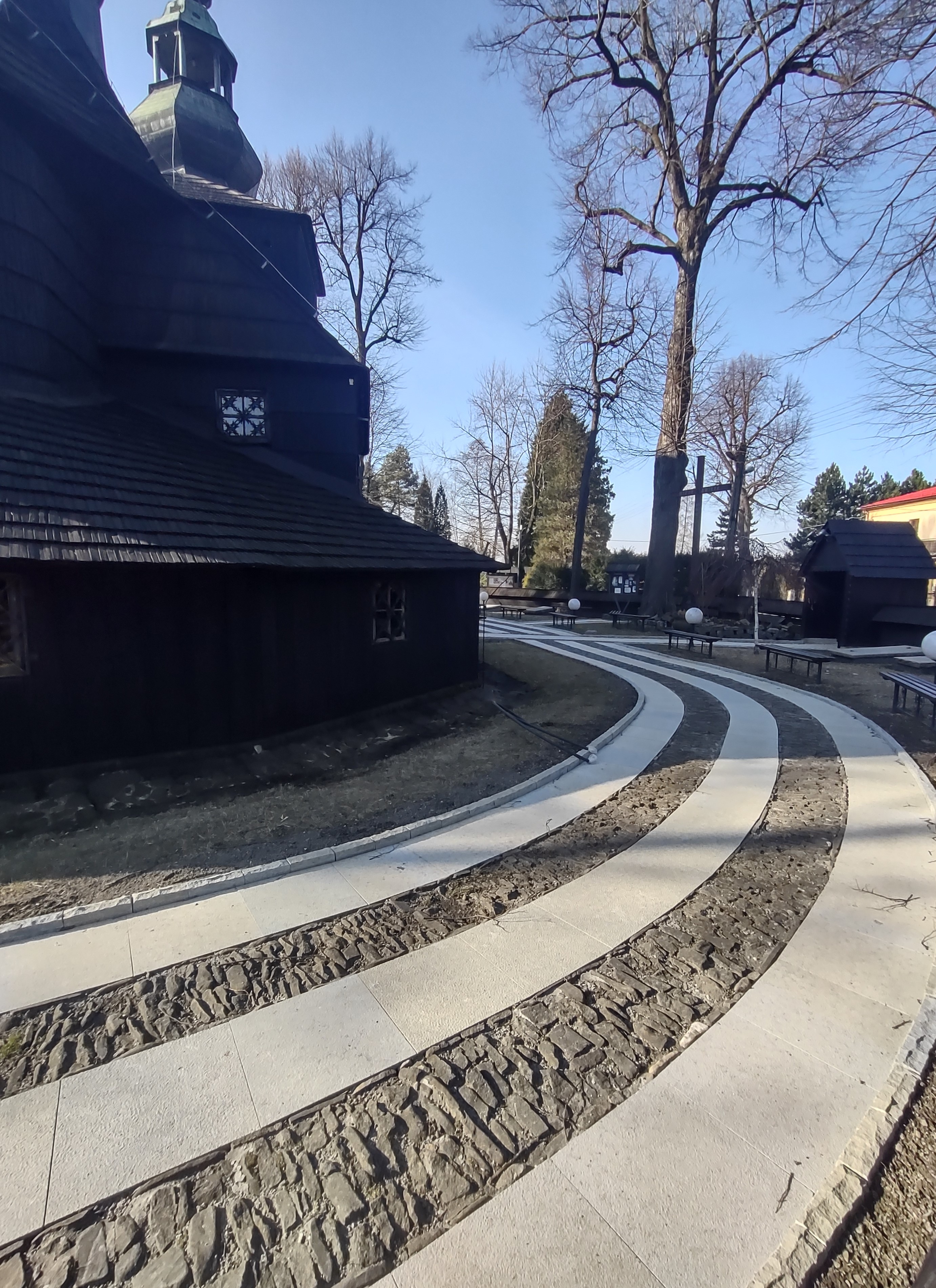 Kościół pw. św. Barbary widok drogi procesyjnej po remoncie.