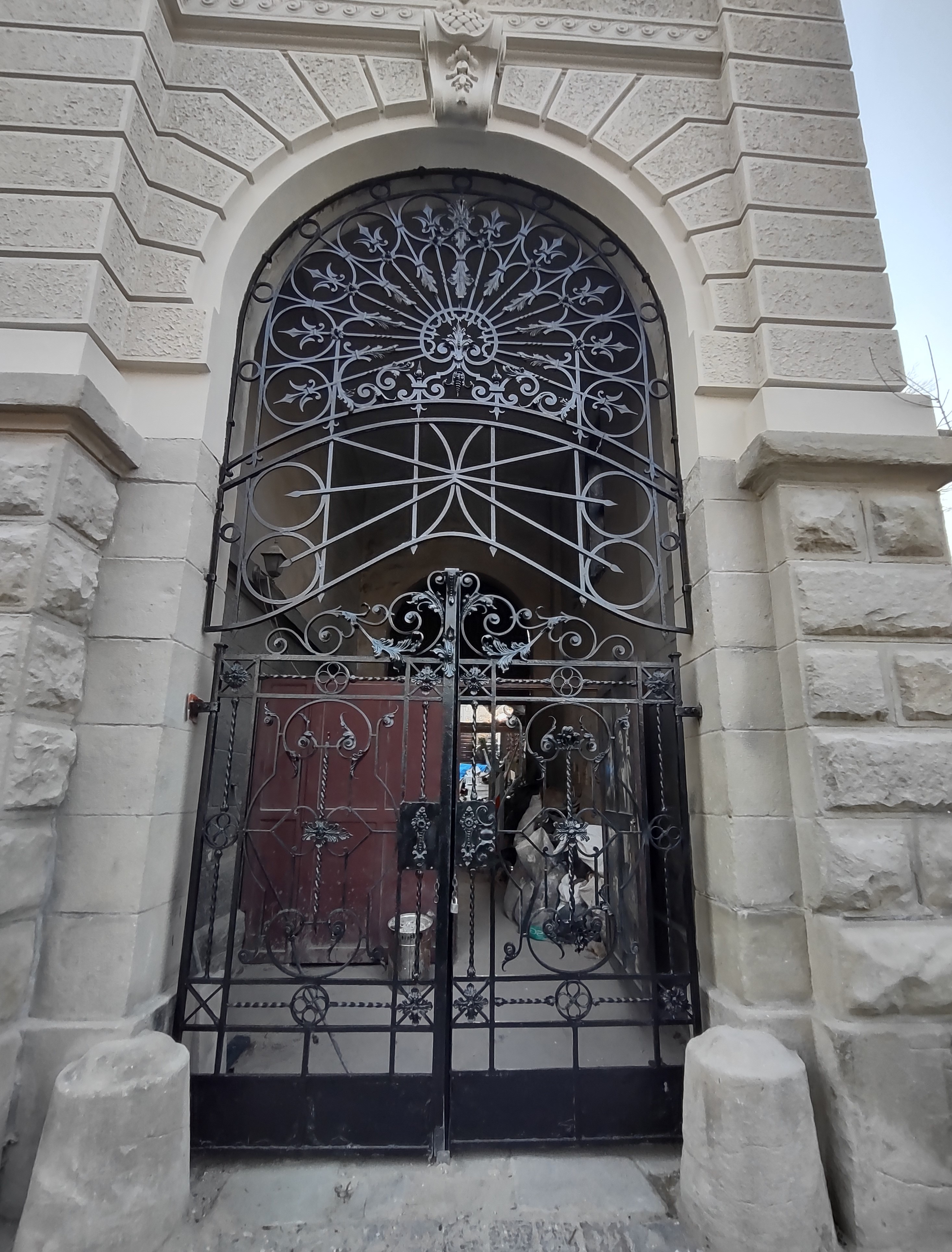 Willa przy ul. 3 Maja 13 metaloplastyka bramy przejazdowej po konserwacji.